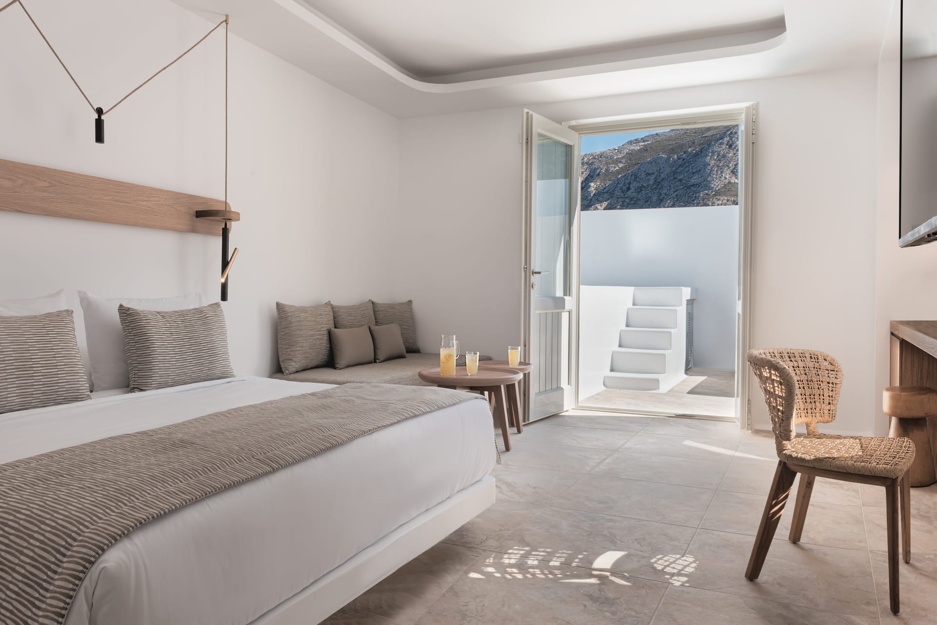 Luxury Honeymoon Suite with Outdoor Hot Tub