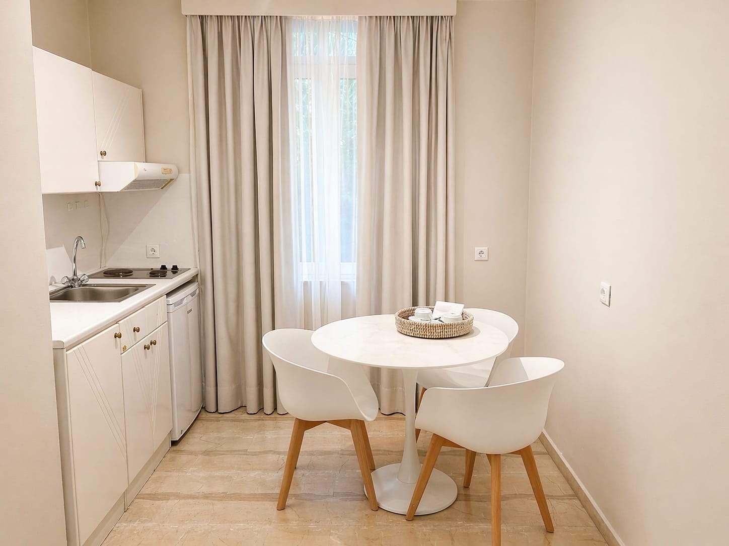 Master Apartment with Pool or Garden View - Split Level