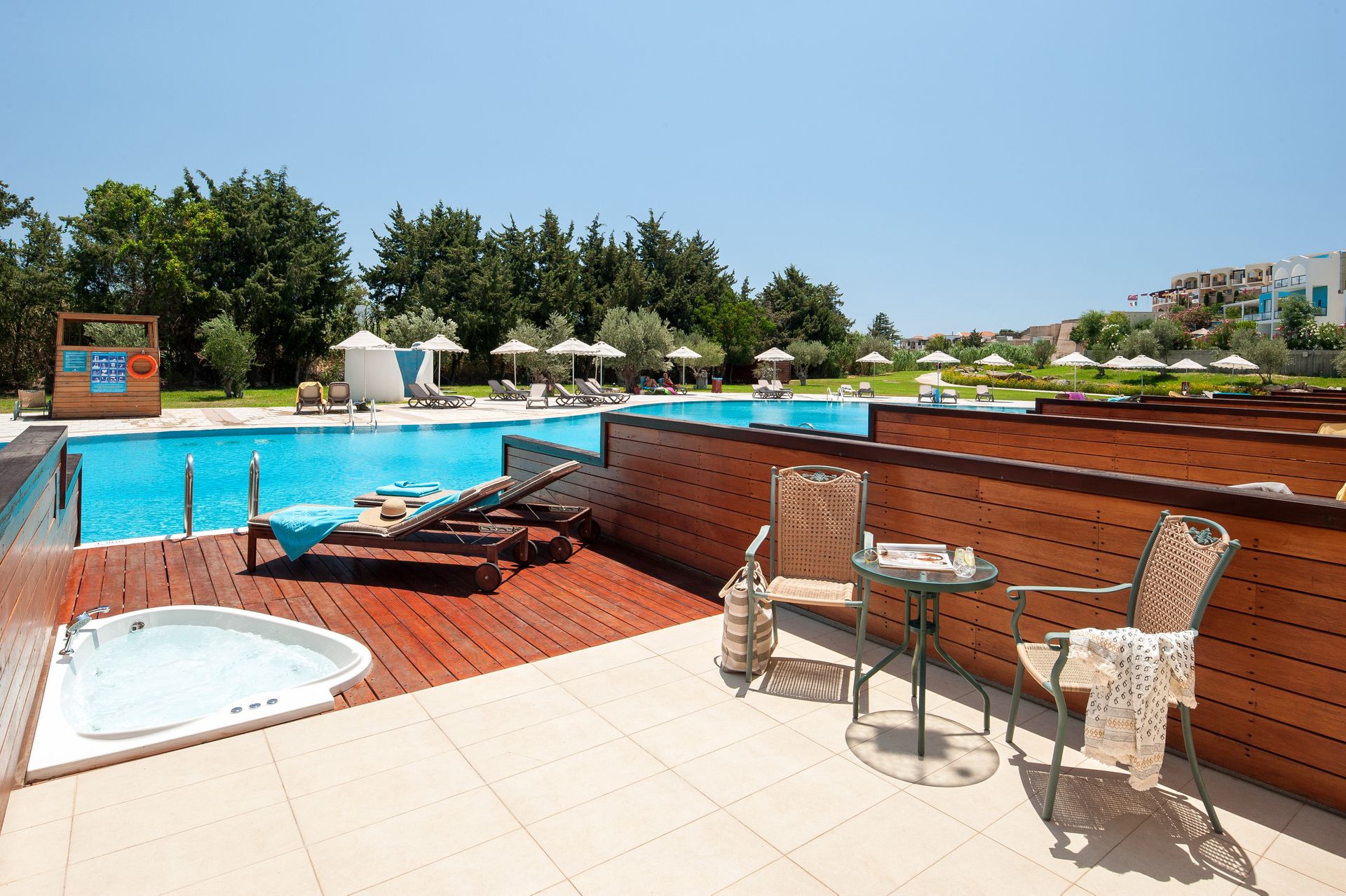 Suite with Sharing Pool & Garden View (private Jacuzzi)