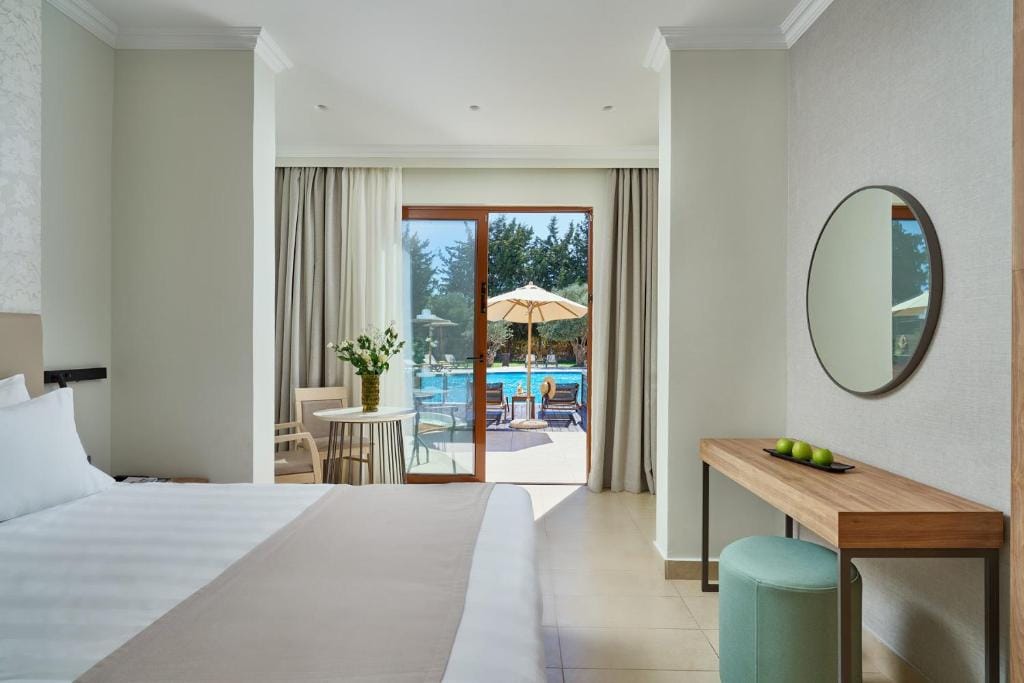 Suite with Sharing Pool & Garden View (private Jacuzzi)