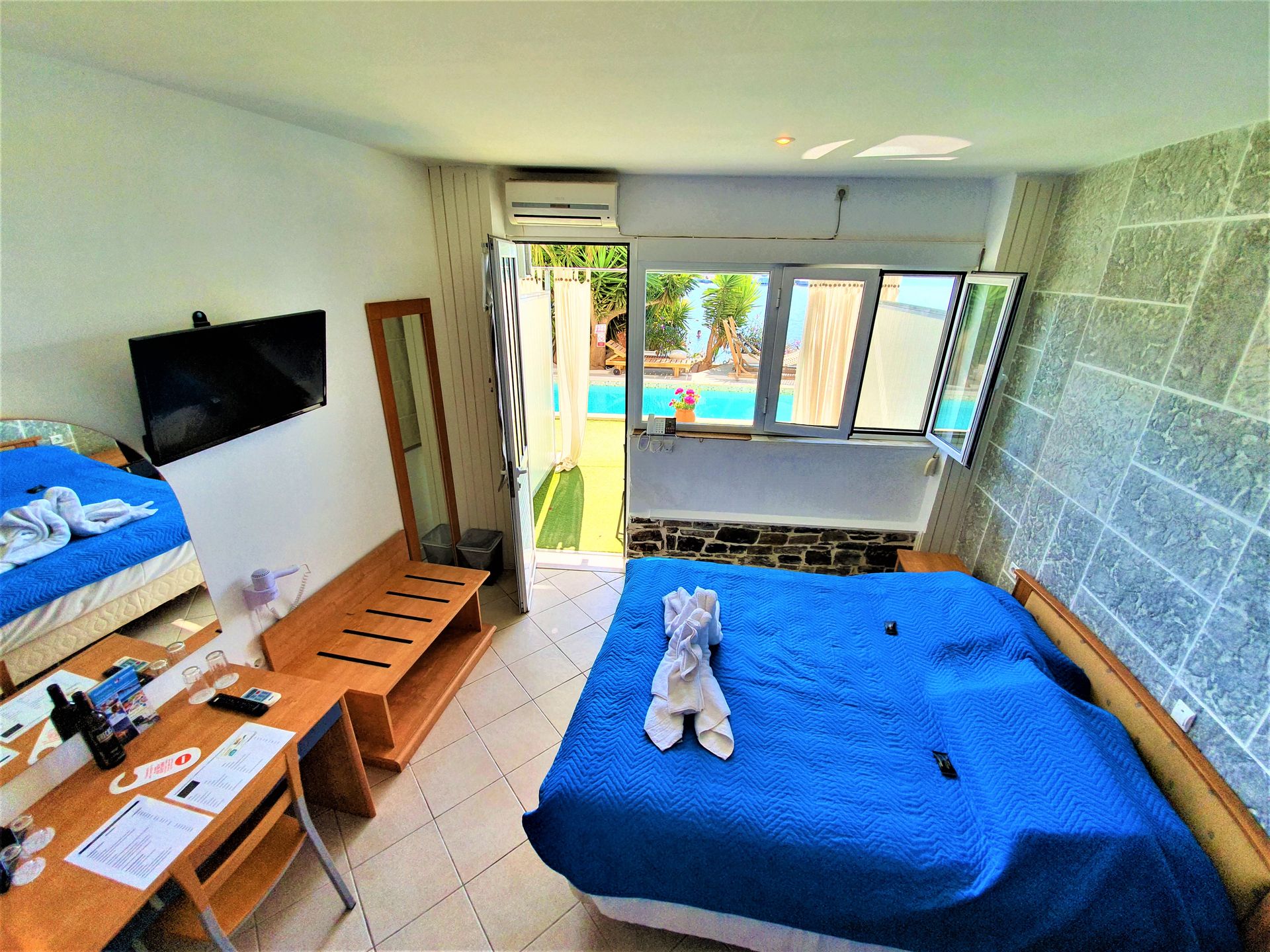 Garden Room /Pool & Sea Front