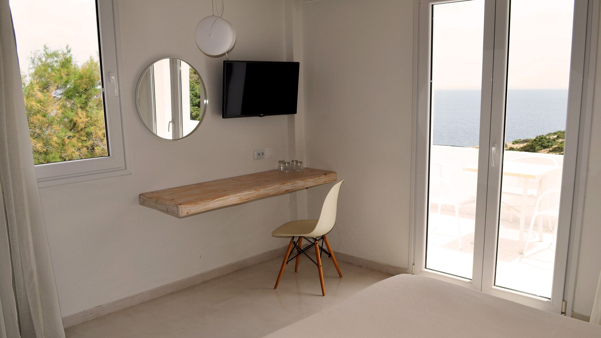 Two-room Suite with outdoor Hot Tub &amp; sea view from the balcony