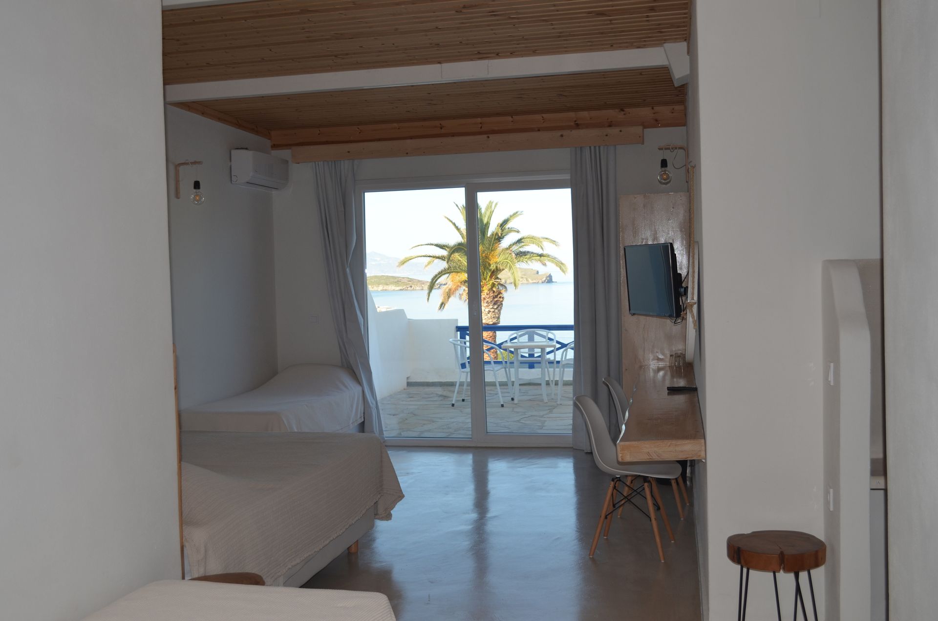 Executive Suite with outdoor Hot Tub & Panoramic direct Sea View