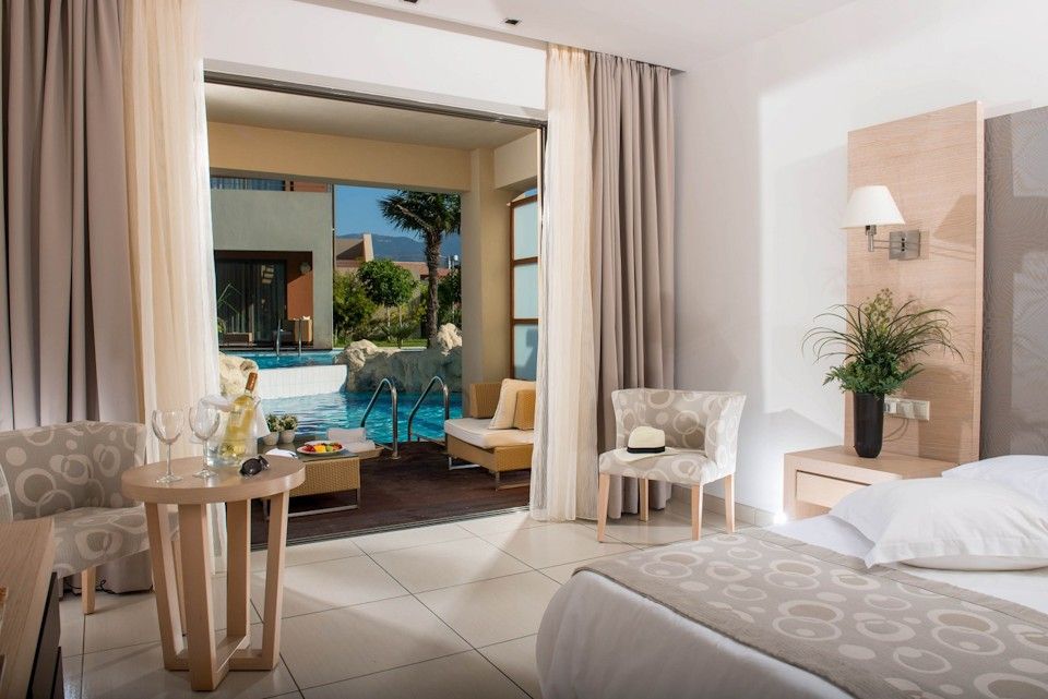 Double Swim-up Room