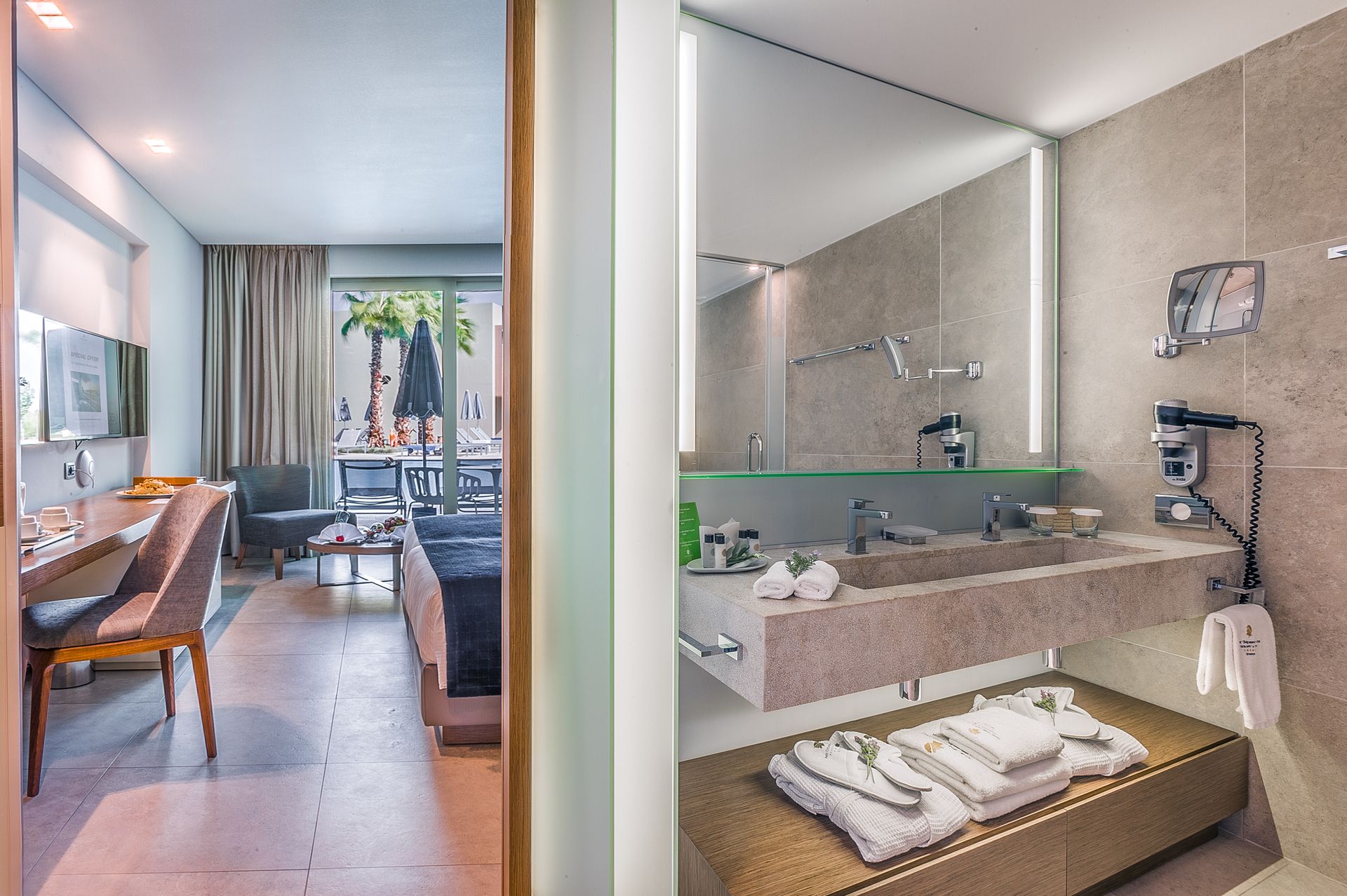 Double Swim-up Room