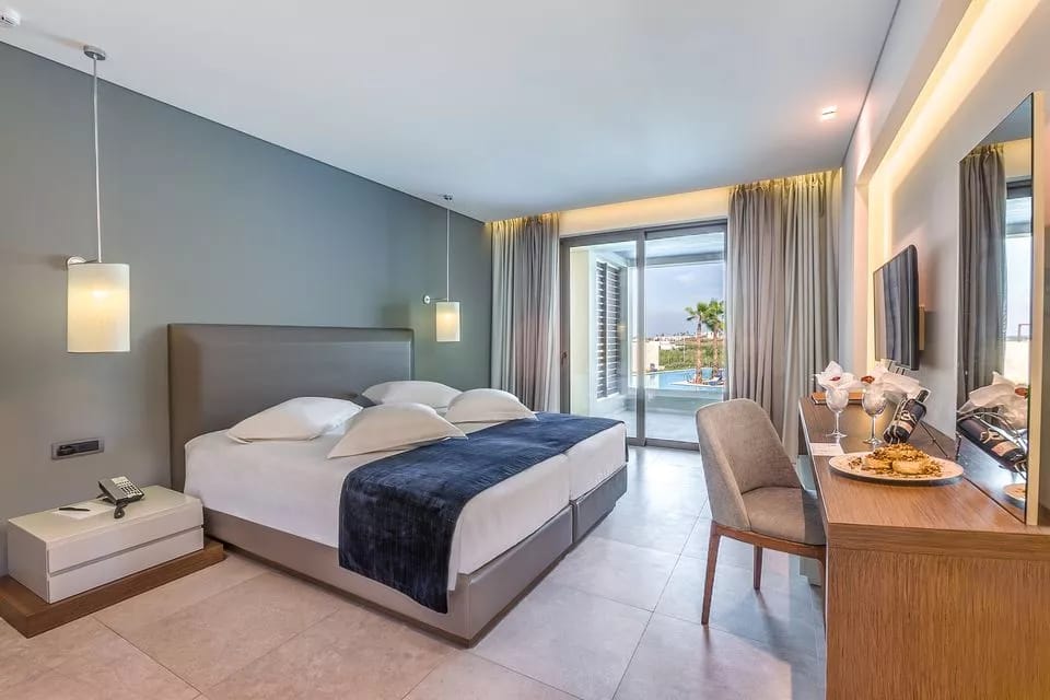 Executive Suite with Two Bedrooms Swim-up with Sharing Pool