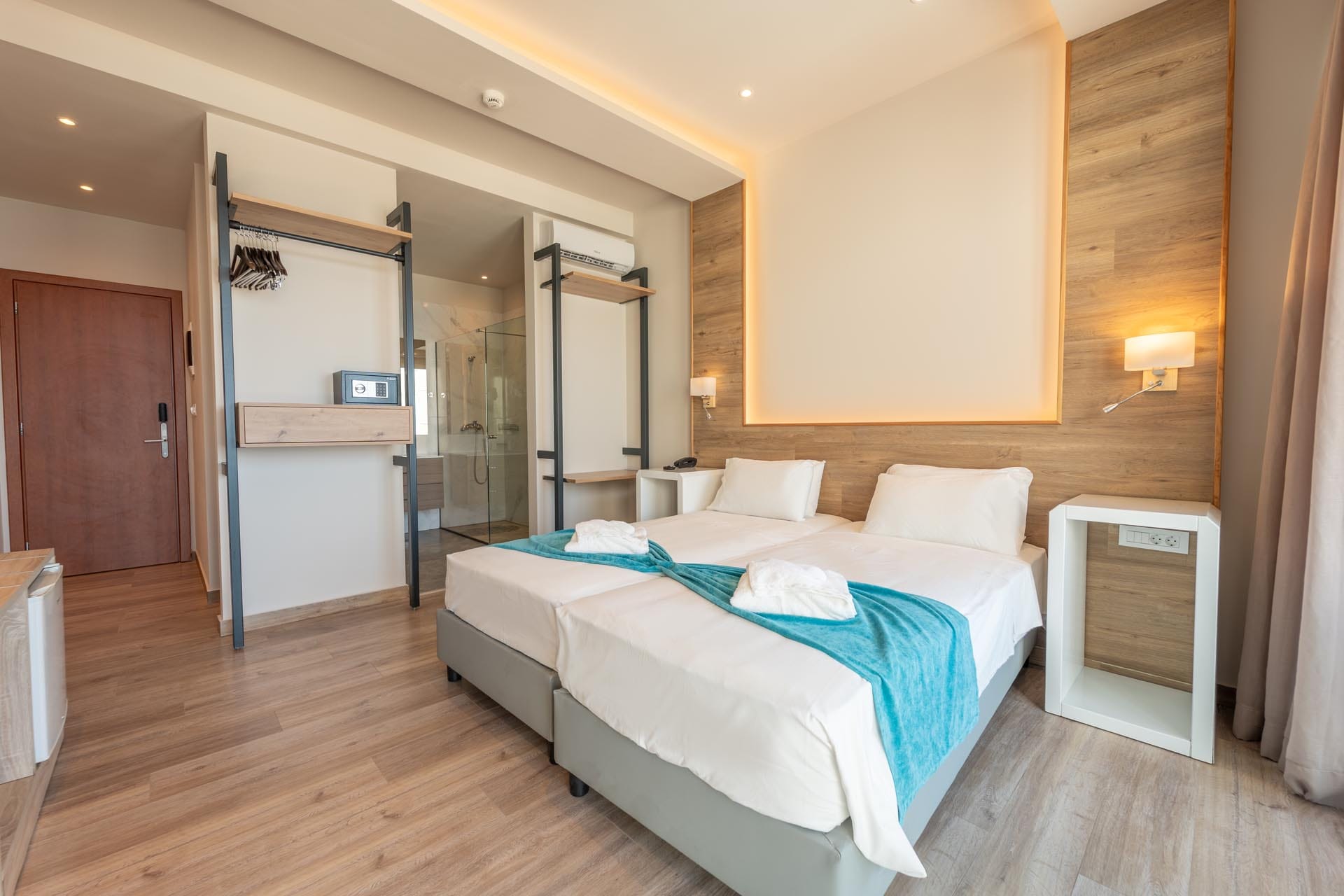 Standard Sea View and Pool Room