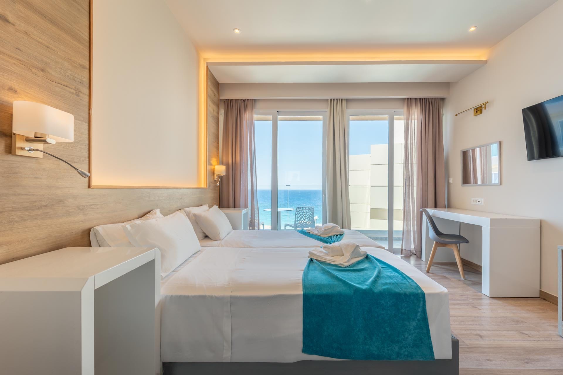 Standard Sea View and Pool Room