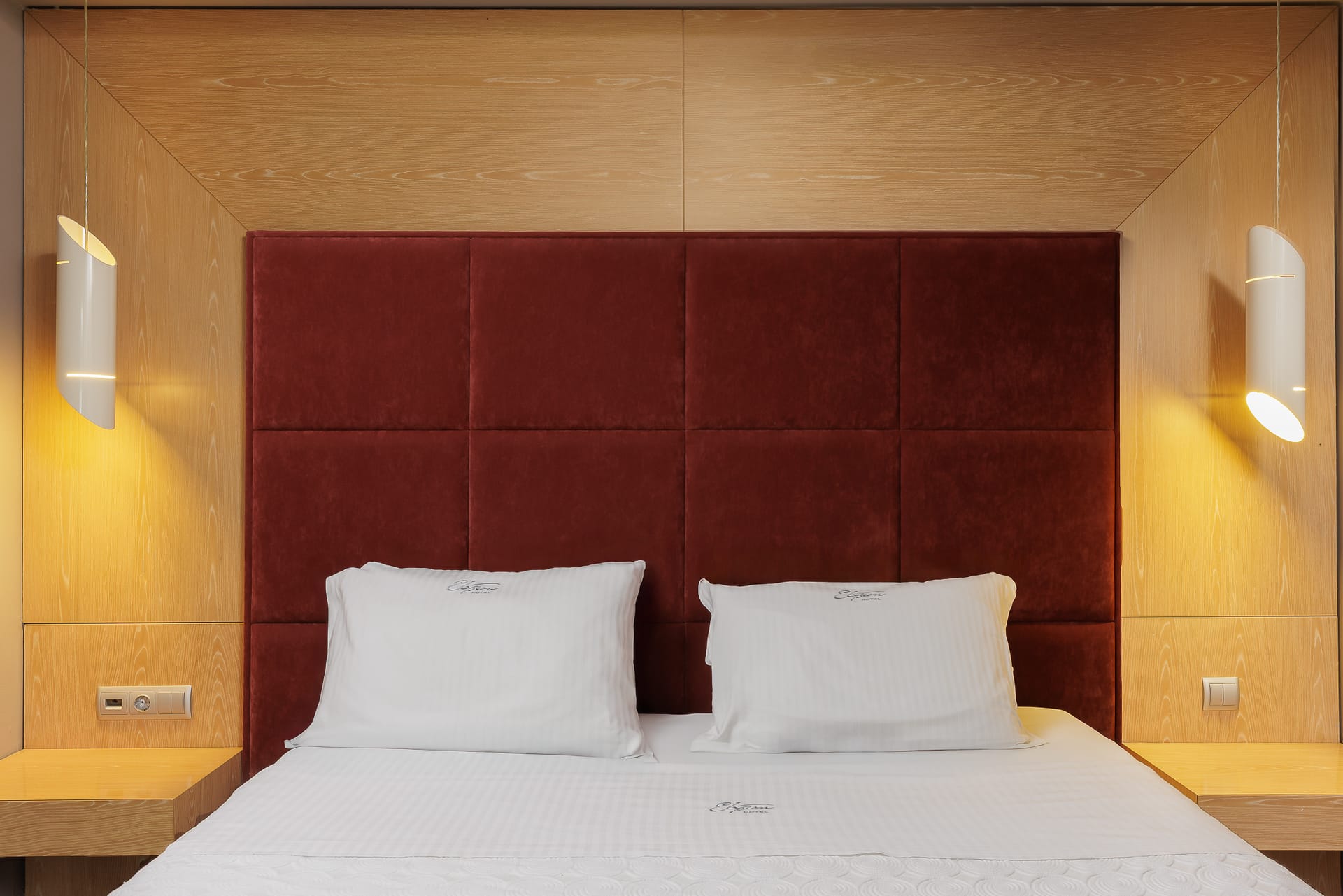 Grand Ground Floor Sea View Suite with Whirlpool