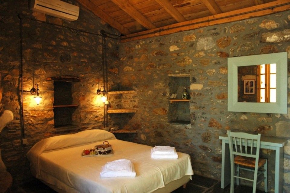 Double bed room with fireplace (Ntamia house)