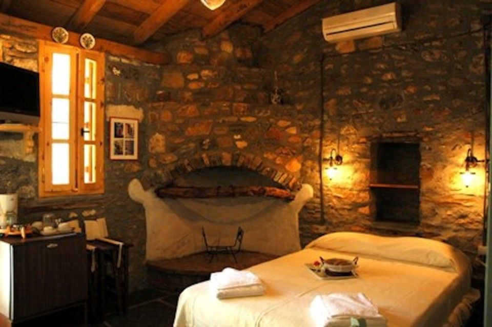 Double bed room with fireplace (Ntamia house)