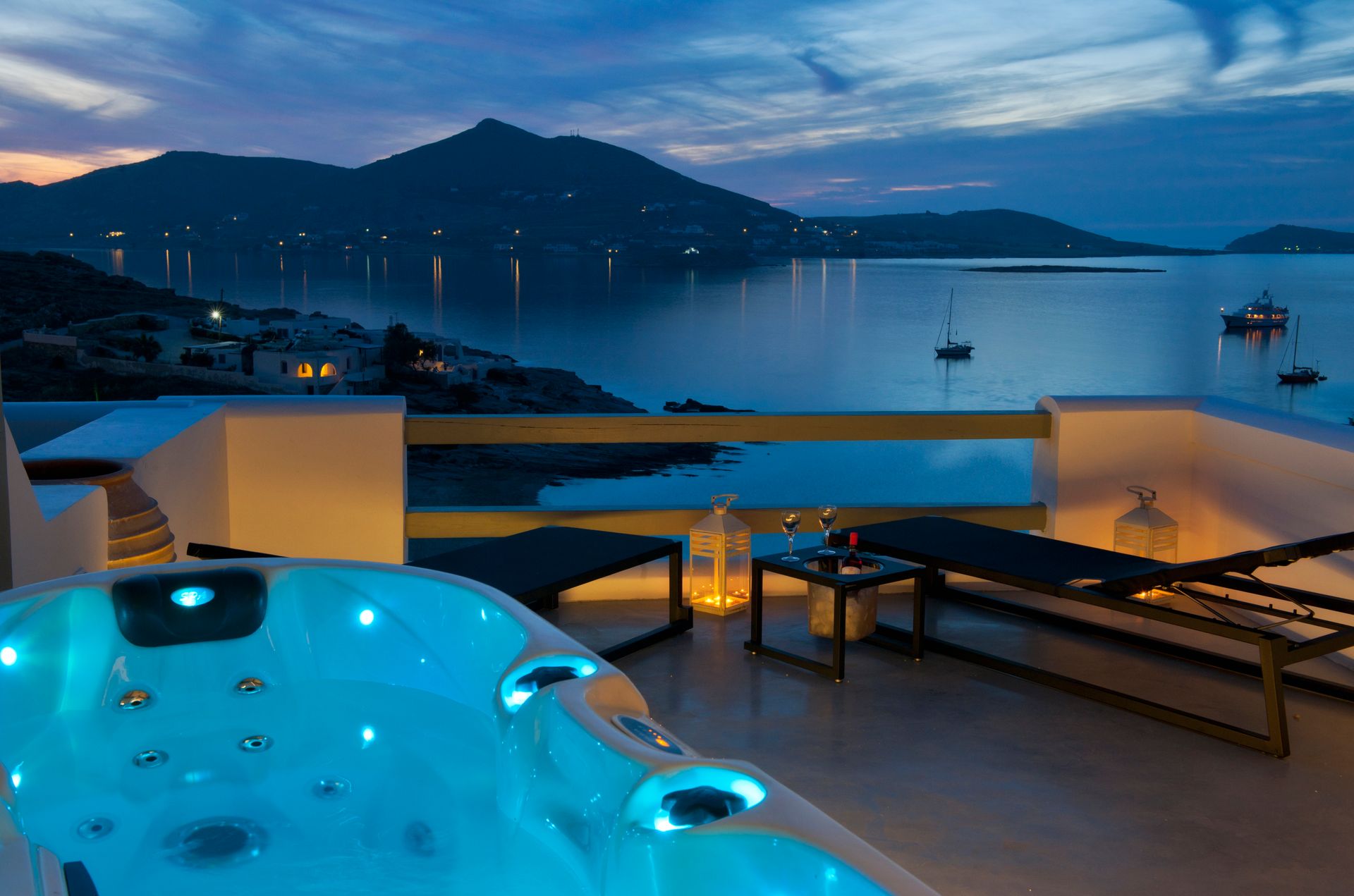 Suite with Outdoor Hot Tub with Panoramic Sea View