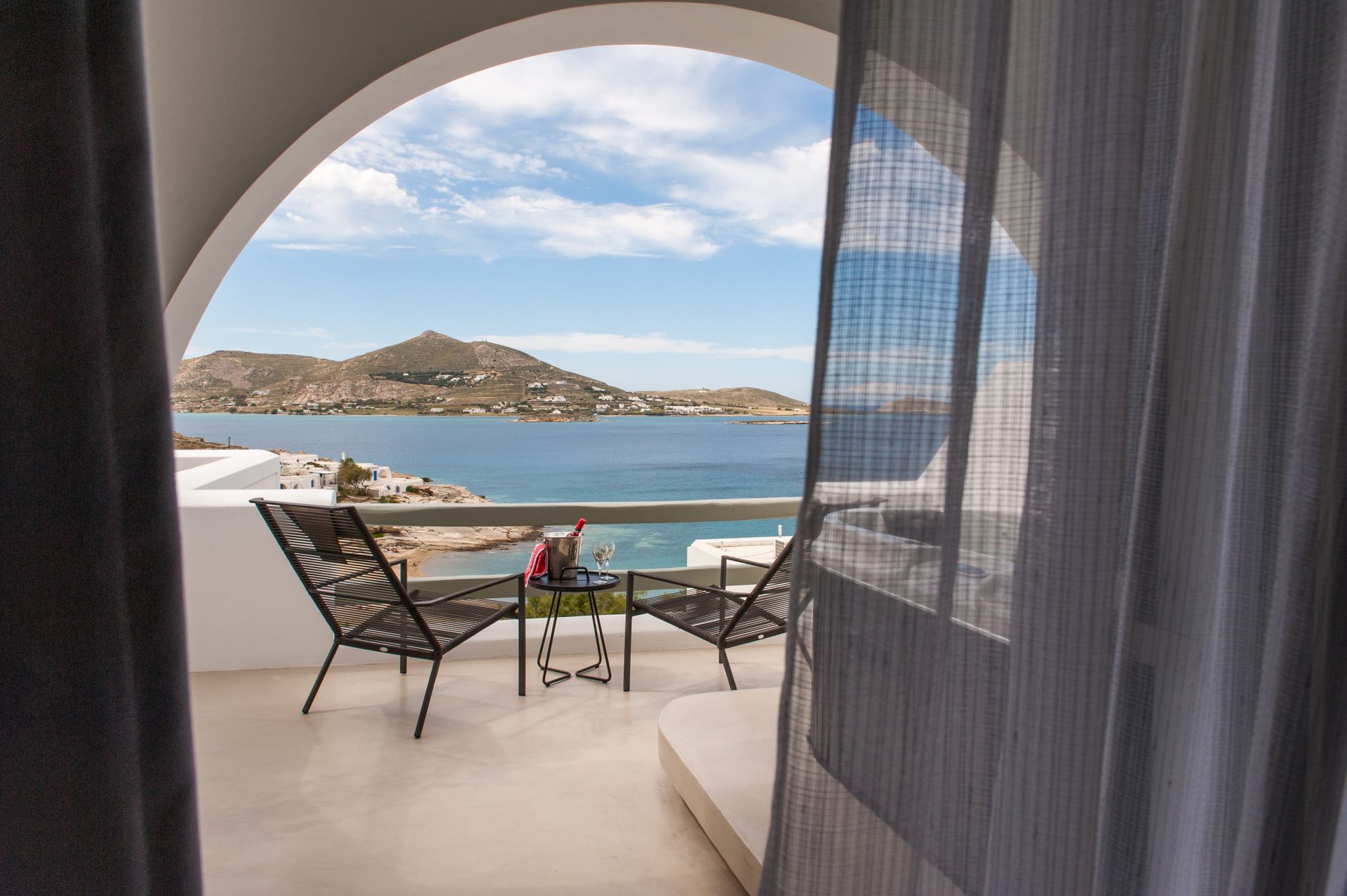 Suite with Outdoor Hot Tub and Panoramic Sea View