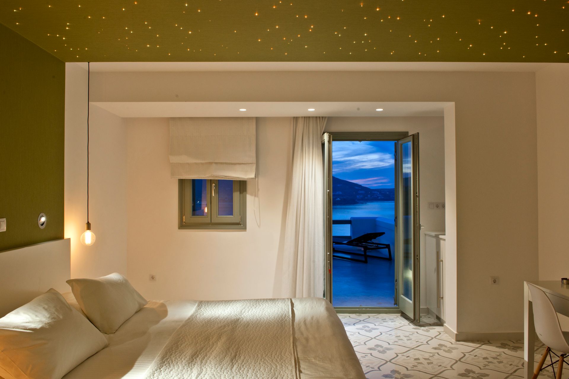 Suite with Outdoor Hot Tub and Panoramic Sea View