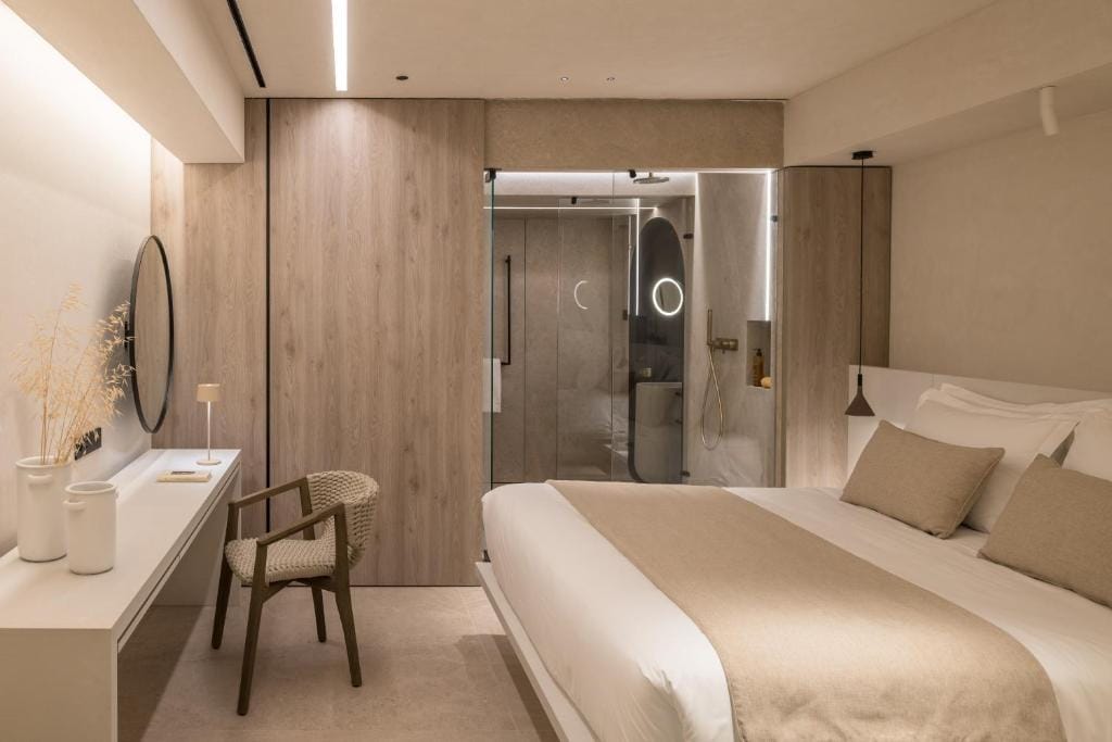 Signature Room with Outdoor Hot Tub &amp; Panoramic Sea View