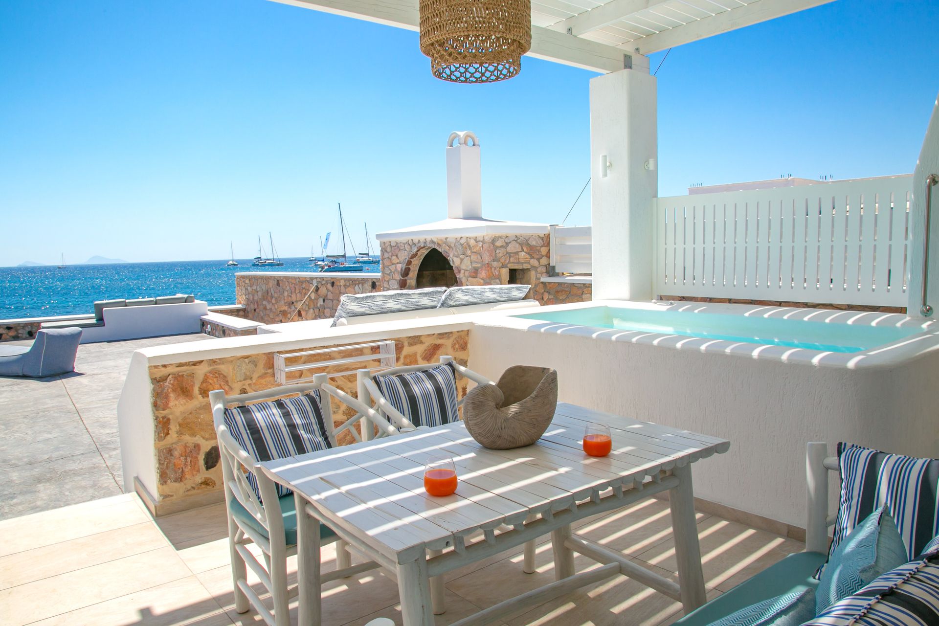 Elegant Suite with outdoor private hot tub & beach front