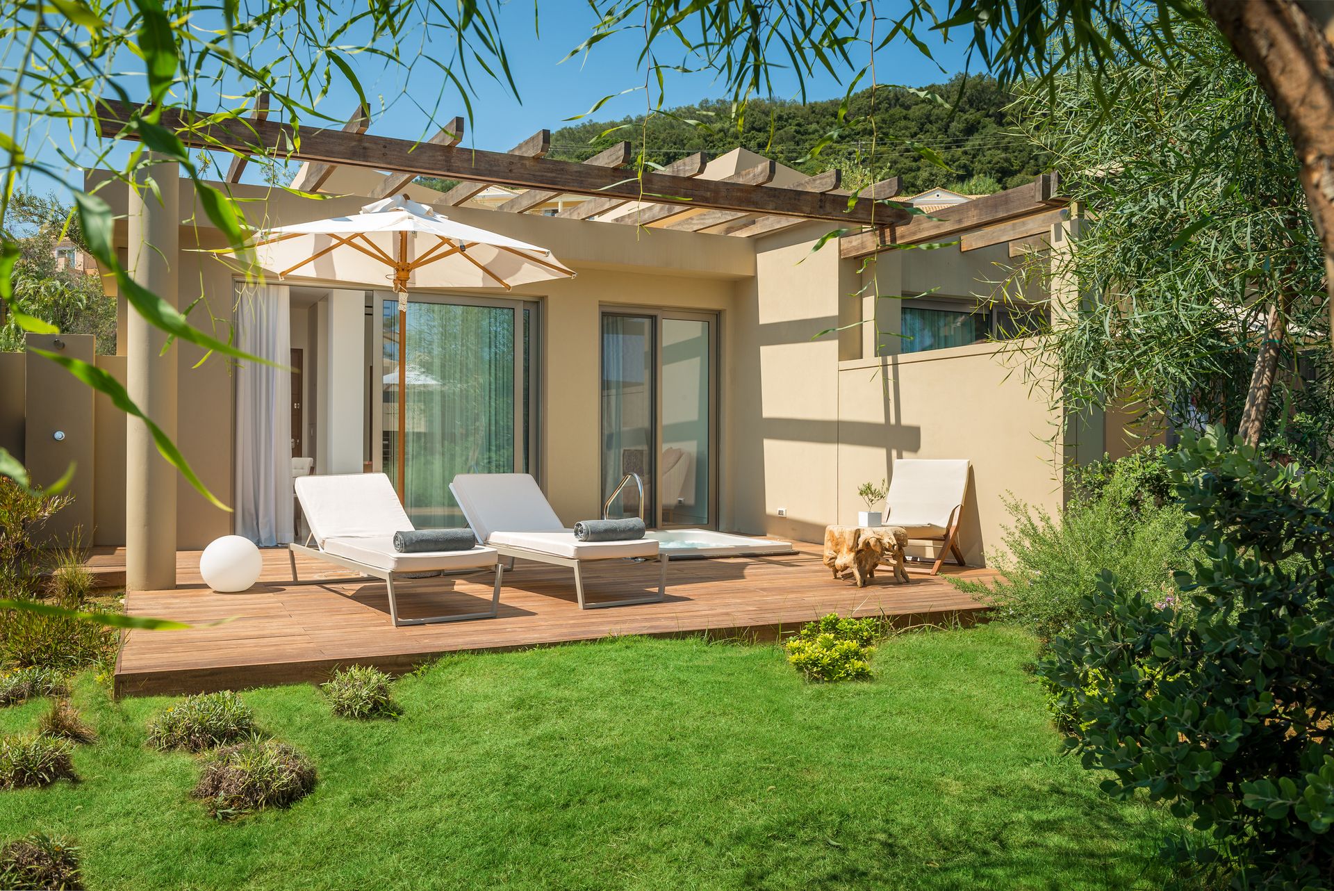 Pavilion Retreat Garden View with Outdoor Jacuzzi