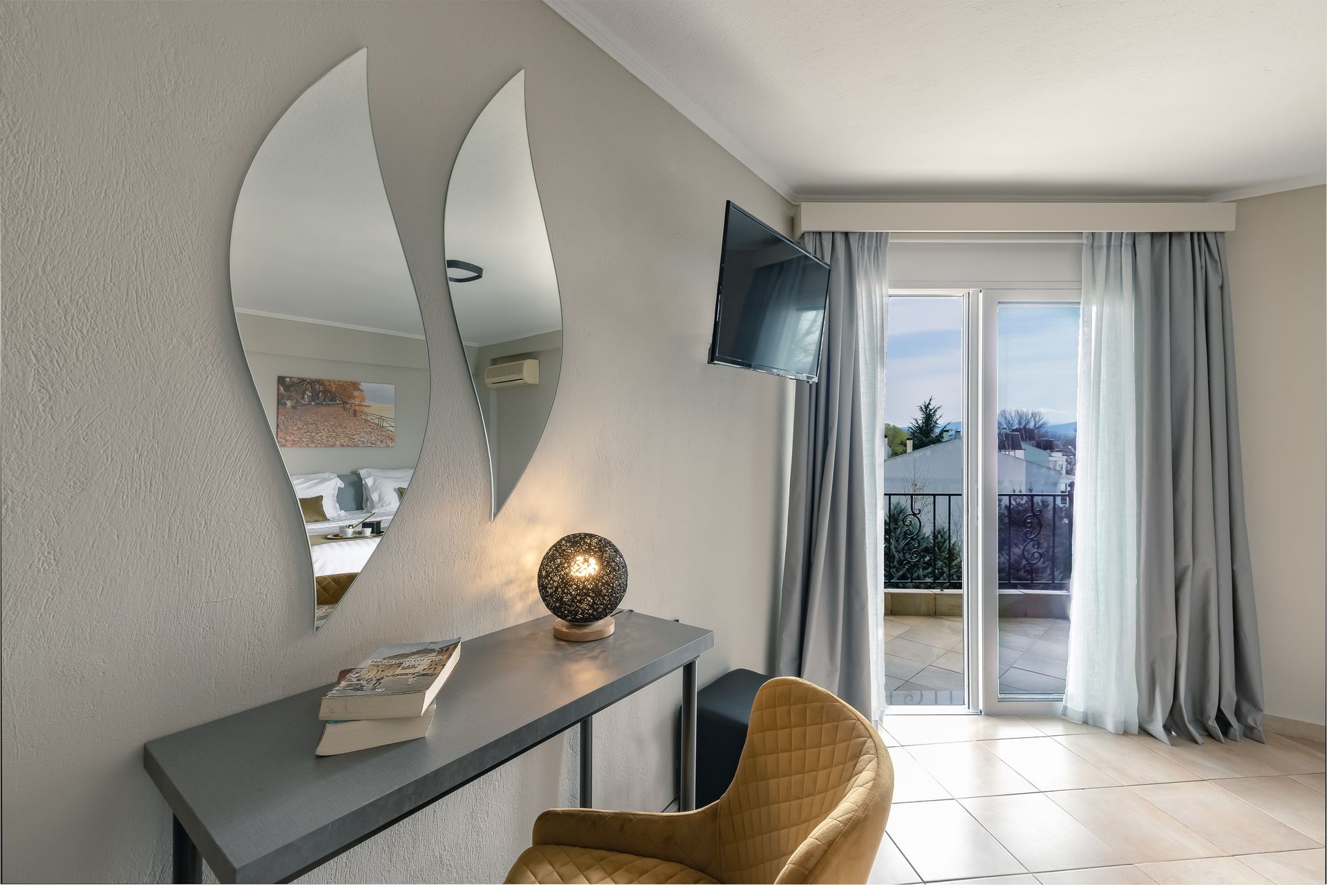 Standard Room with Side Lake View 28m²