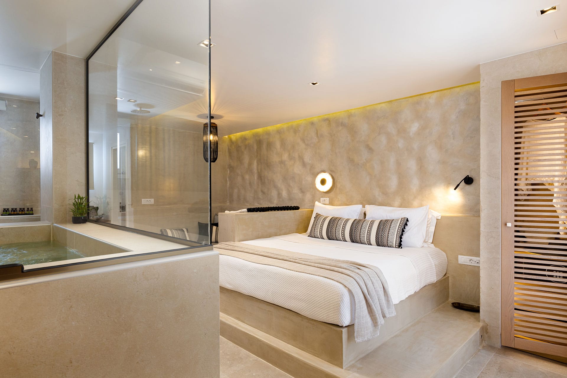 Executive Suite with Hot Τub