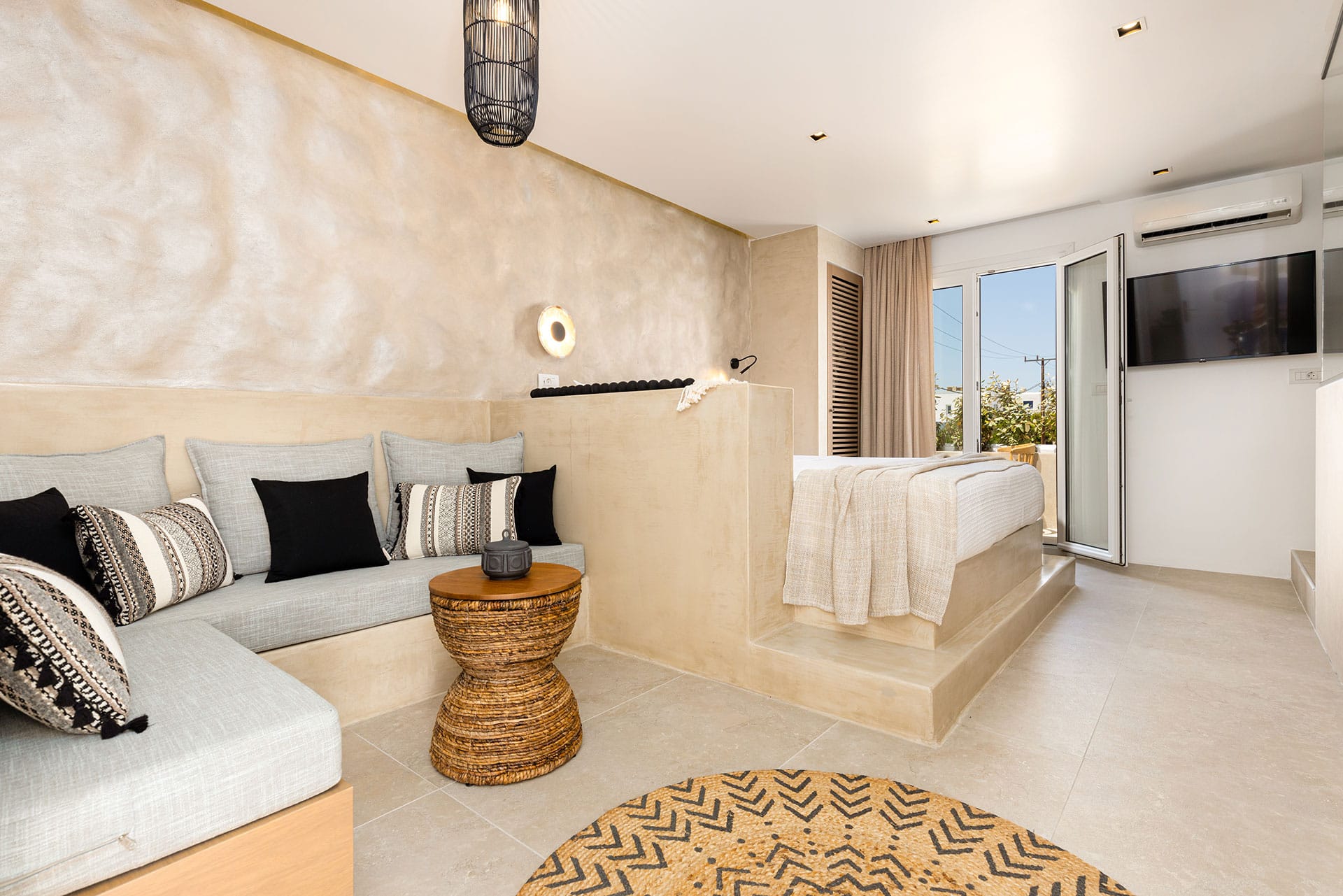 Executive Suite with Hot Τub