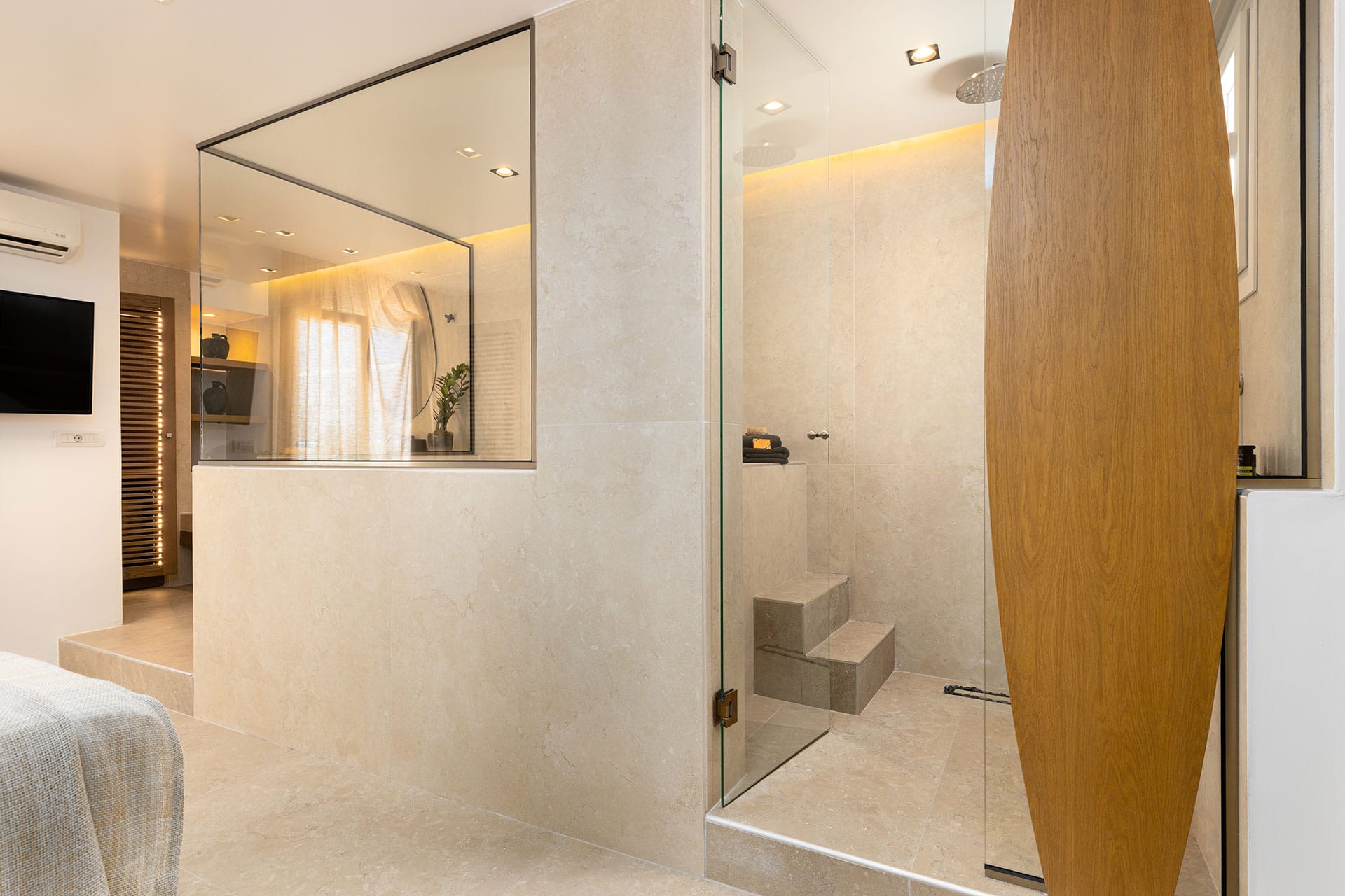 Executive Suite with Hot Τub