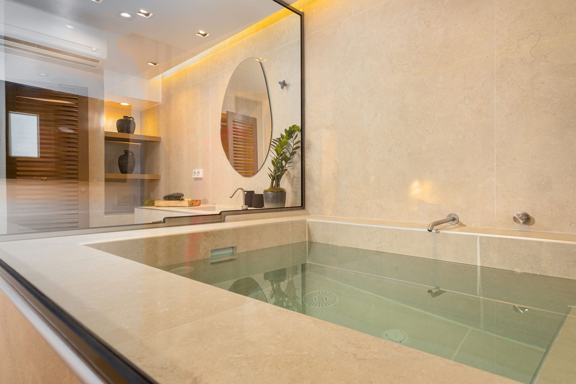 Executive Suite with Hot Τub