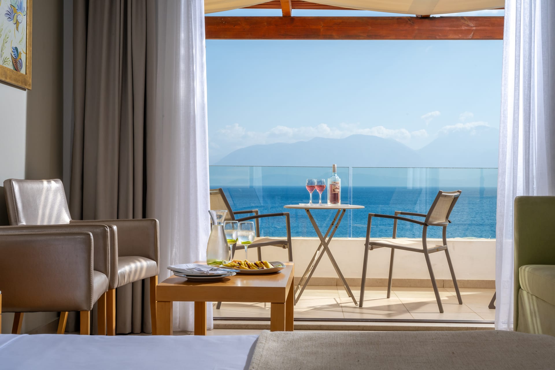 Frontal Deluxe Room with Sea View