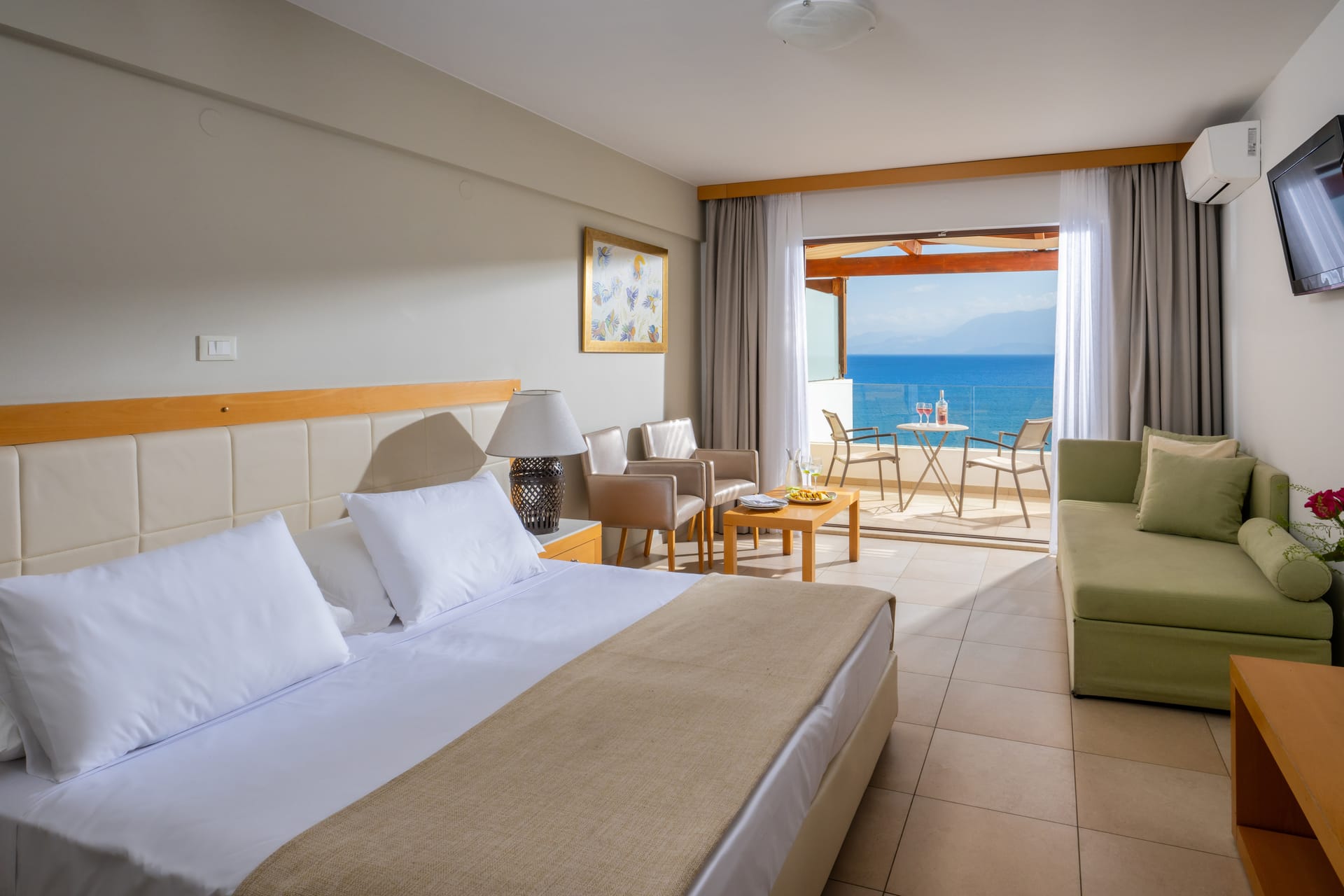 Frontal Deluxe Room with Sea View