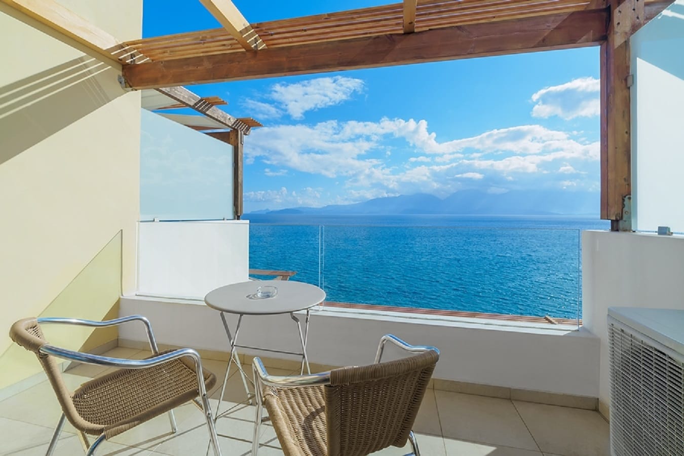 Frontal Deluxe Room with Sea View