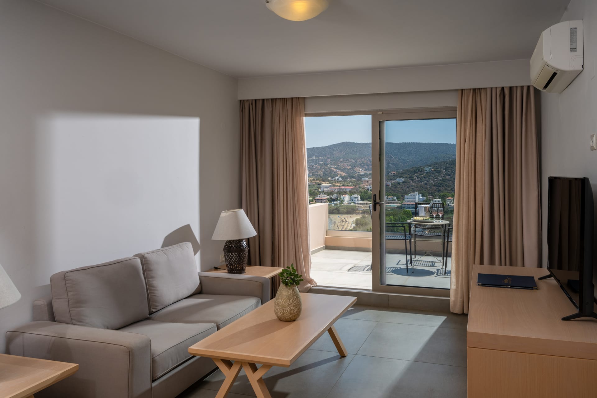 Suite with Side Sea View &amp; Outdoor Jacuzzi