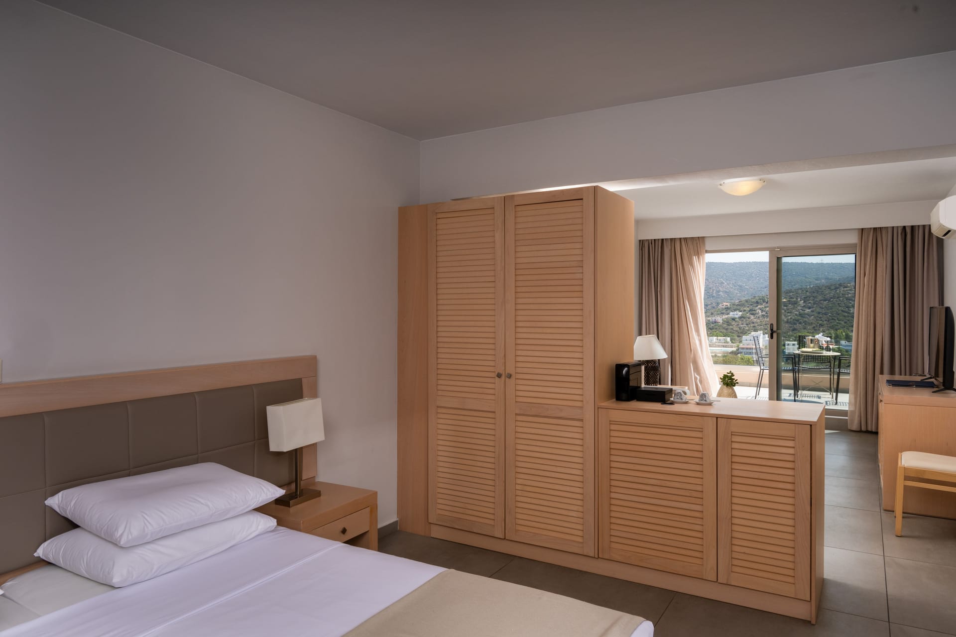 Suite with Side Sea View &amp; Outdoor Jacuzzi