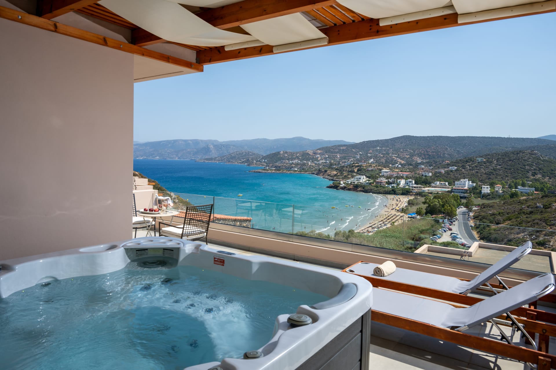 Suite with Side Sea View &amp; Outdoor Jacuzzi