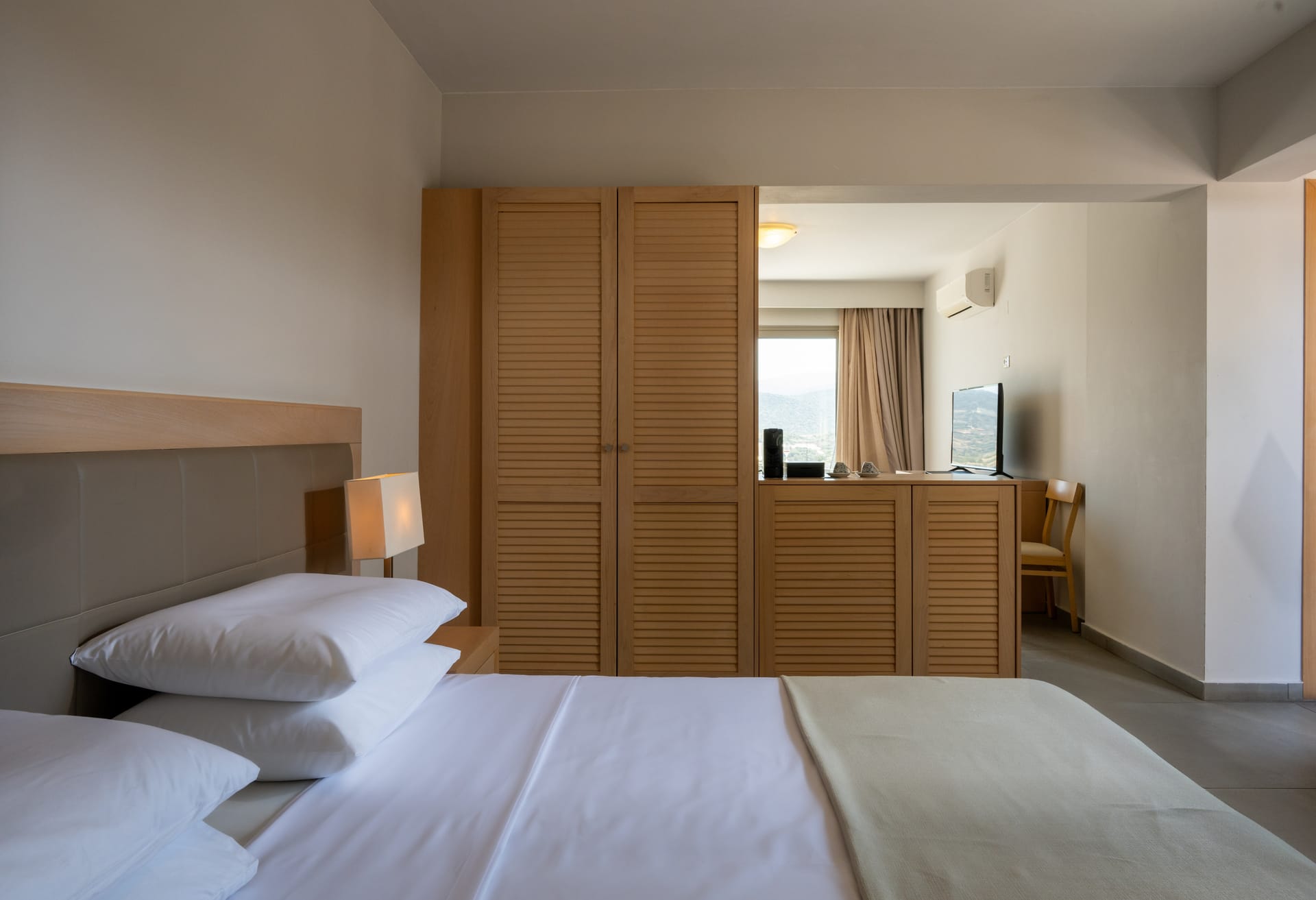 Suite with Side Sea View &amp; Outdoor Jacuzzi