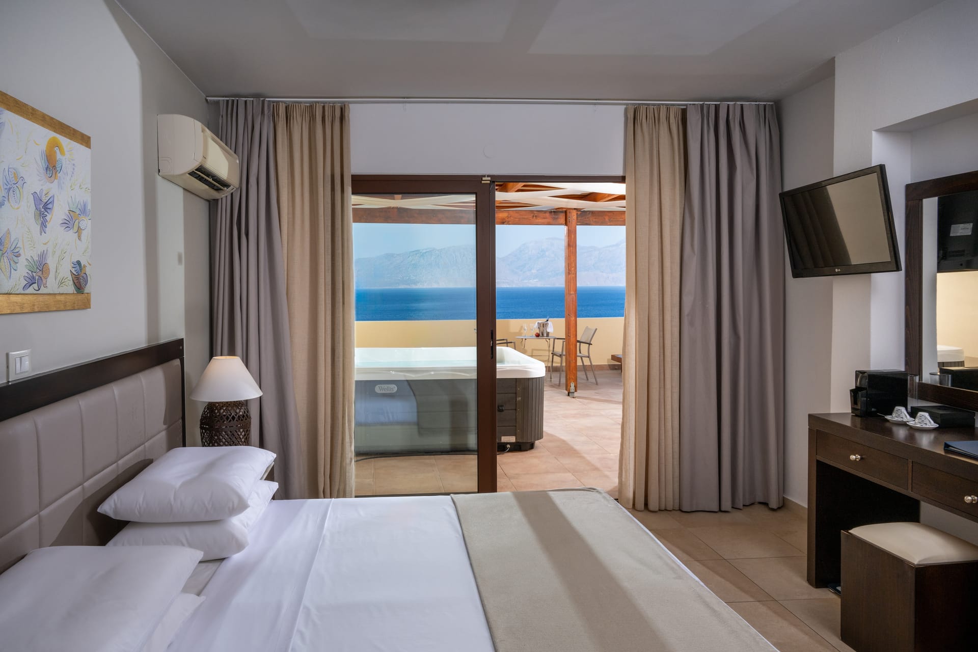 Suite with Sea View &amp; Outdoor Jacuzzi