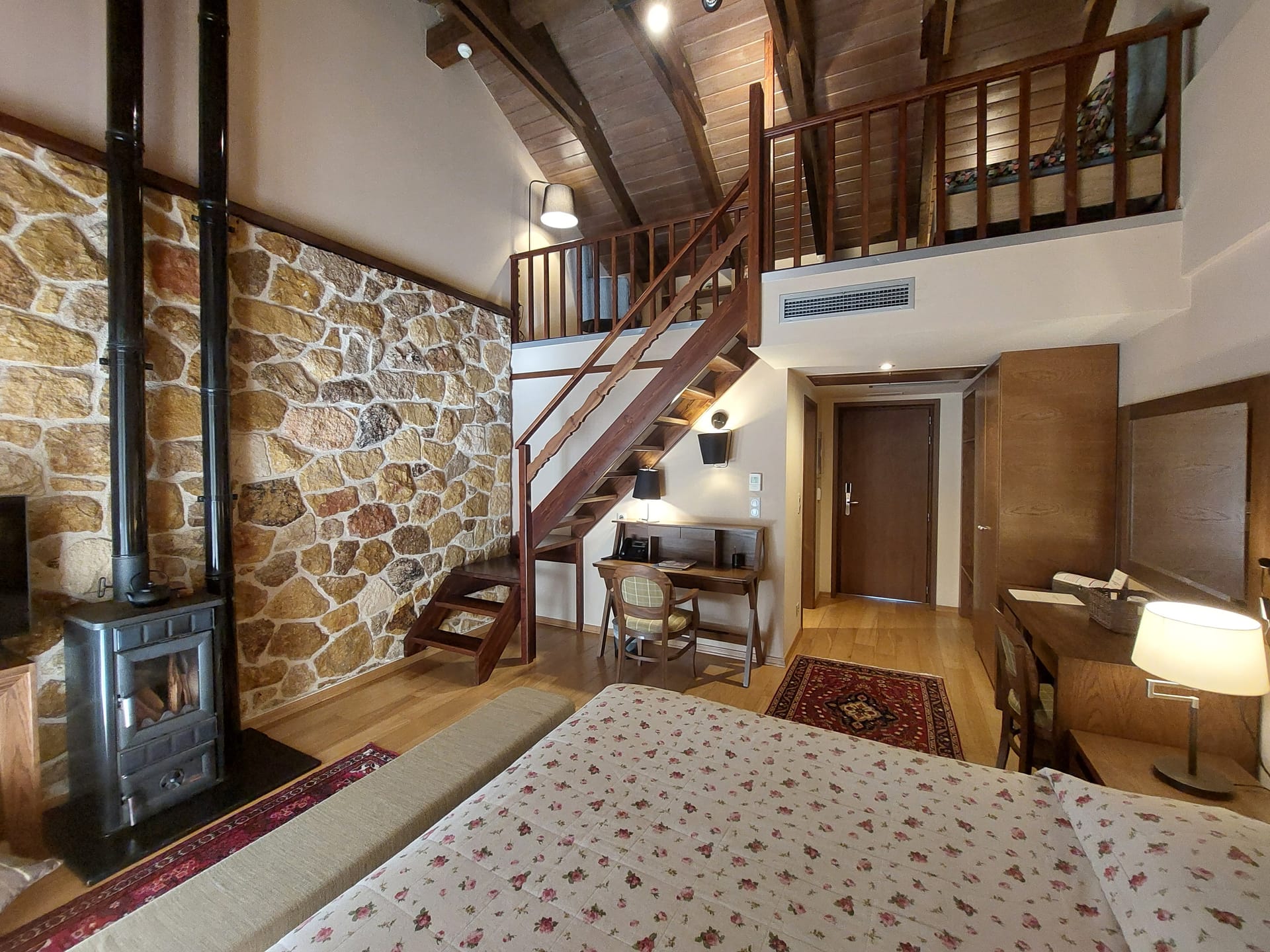 Deluxe Maisonette Room