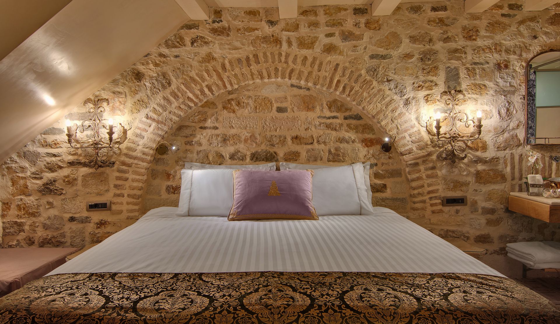 Byzantine King Room with Fireplace | Οντάς του Στάυρου