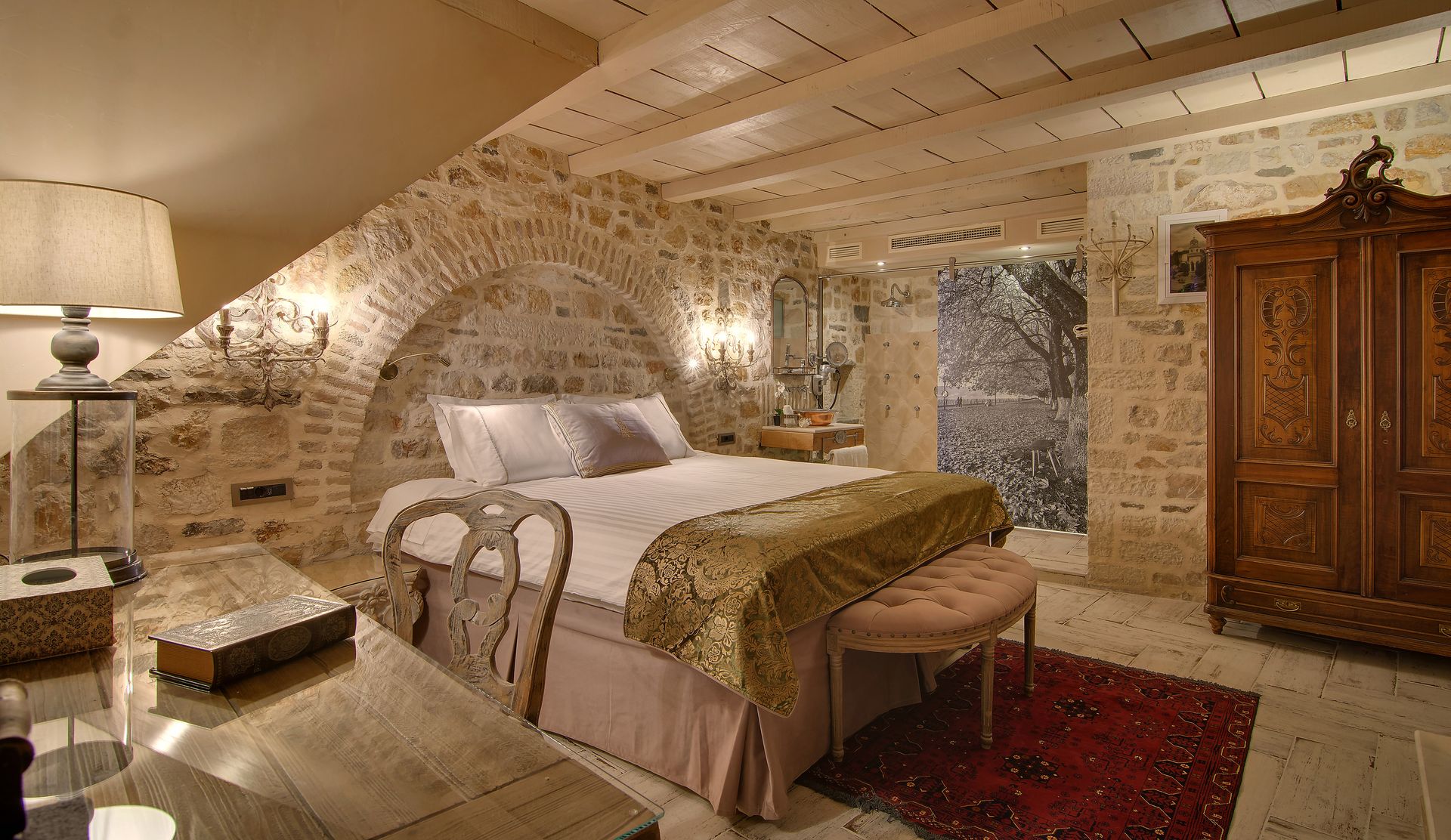 Byzantine King Room with Fireplace | Οντάς του Στάυρου