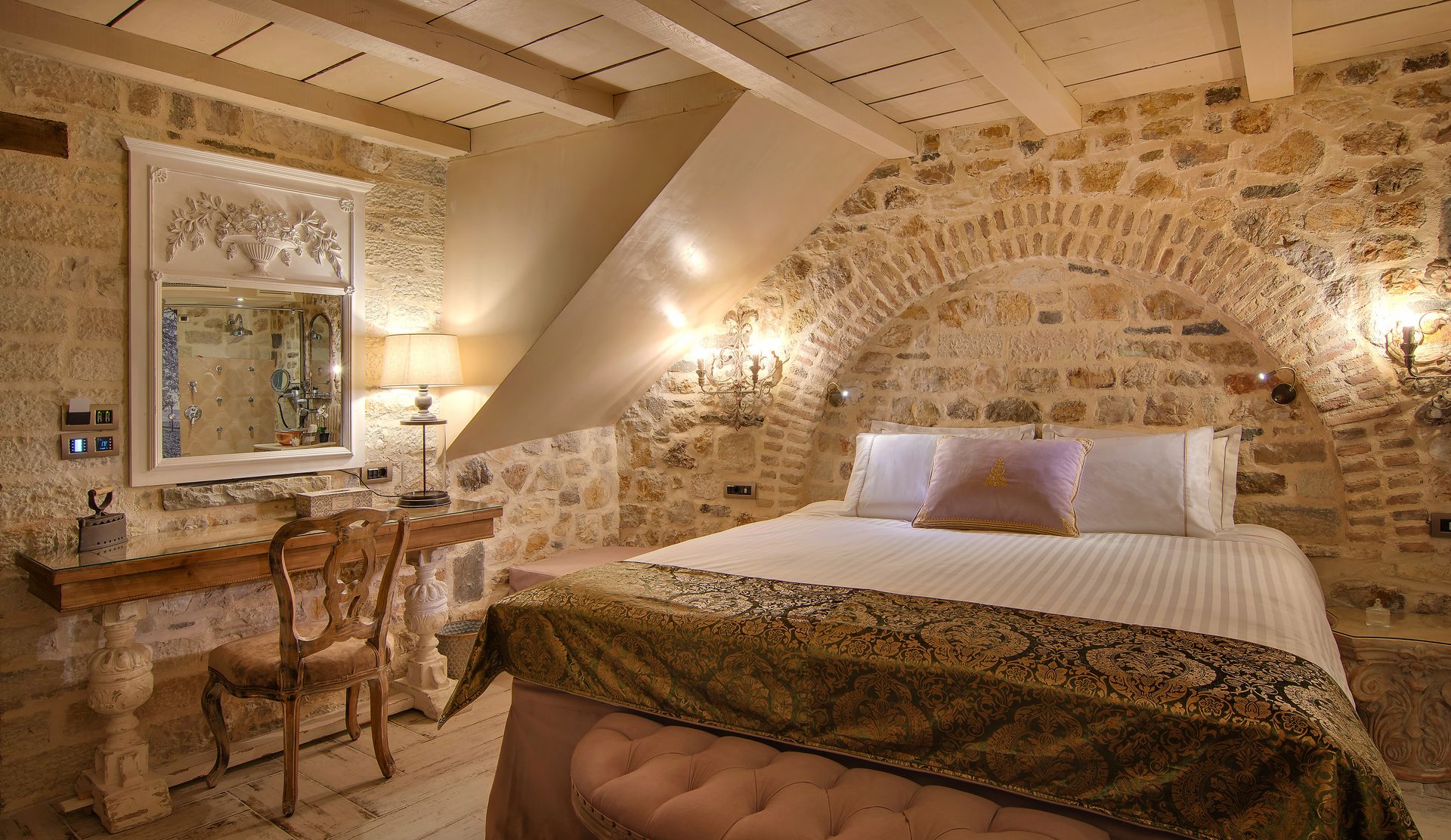 Byzantine King Room with Fireplace | Οντάς του Στάυρου