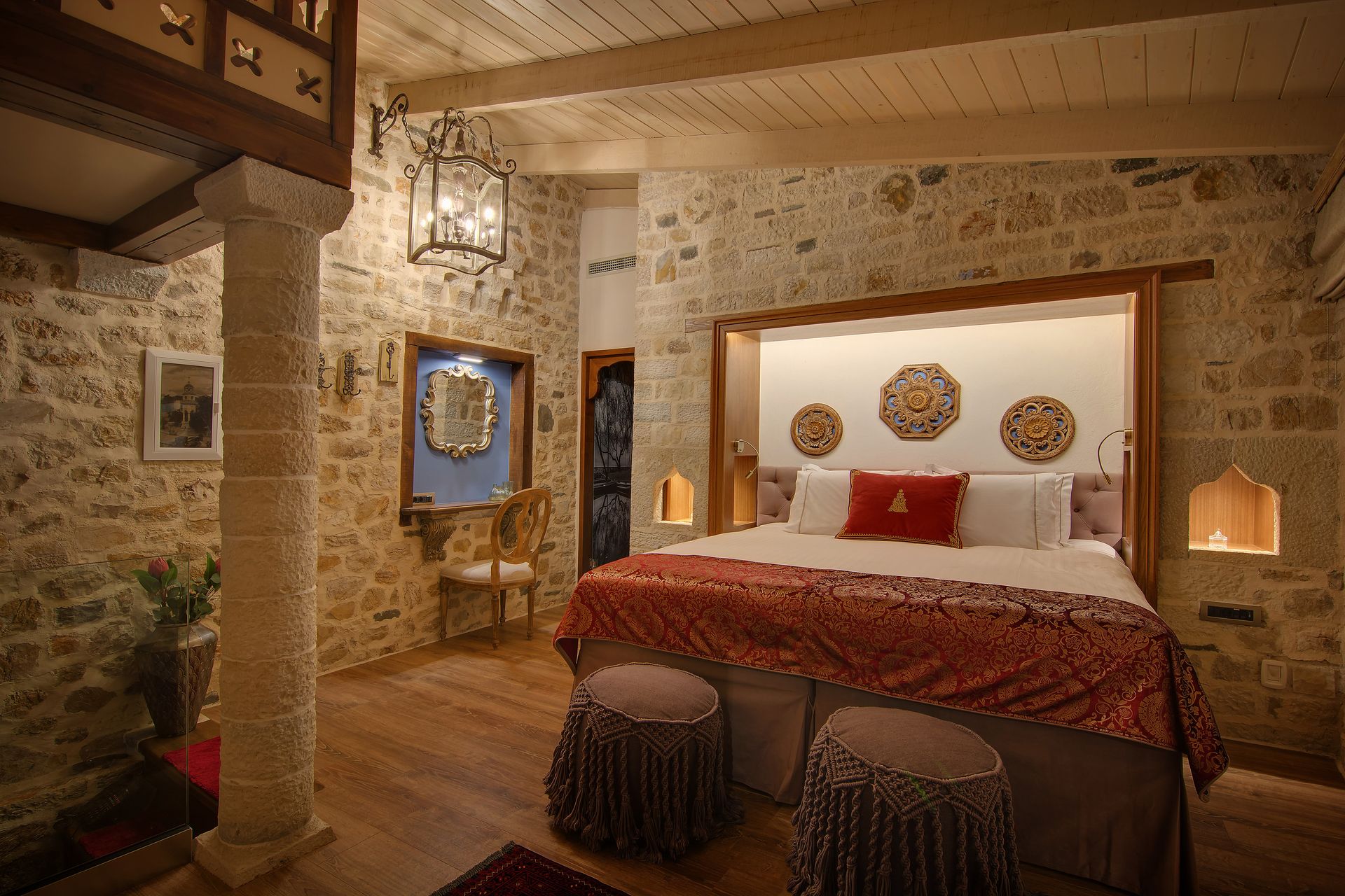Byzantine Queen Room with Fireplace &amp; Balcony | Οντάς του Σίνα