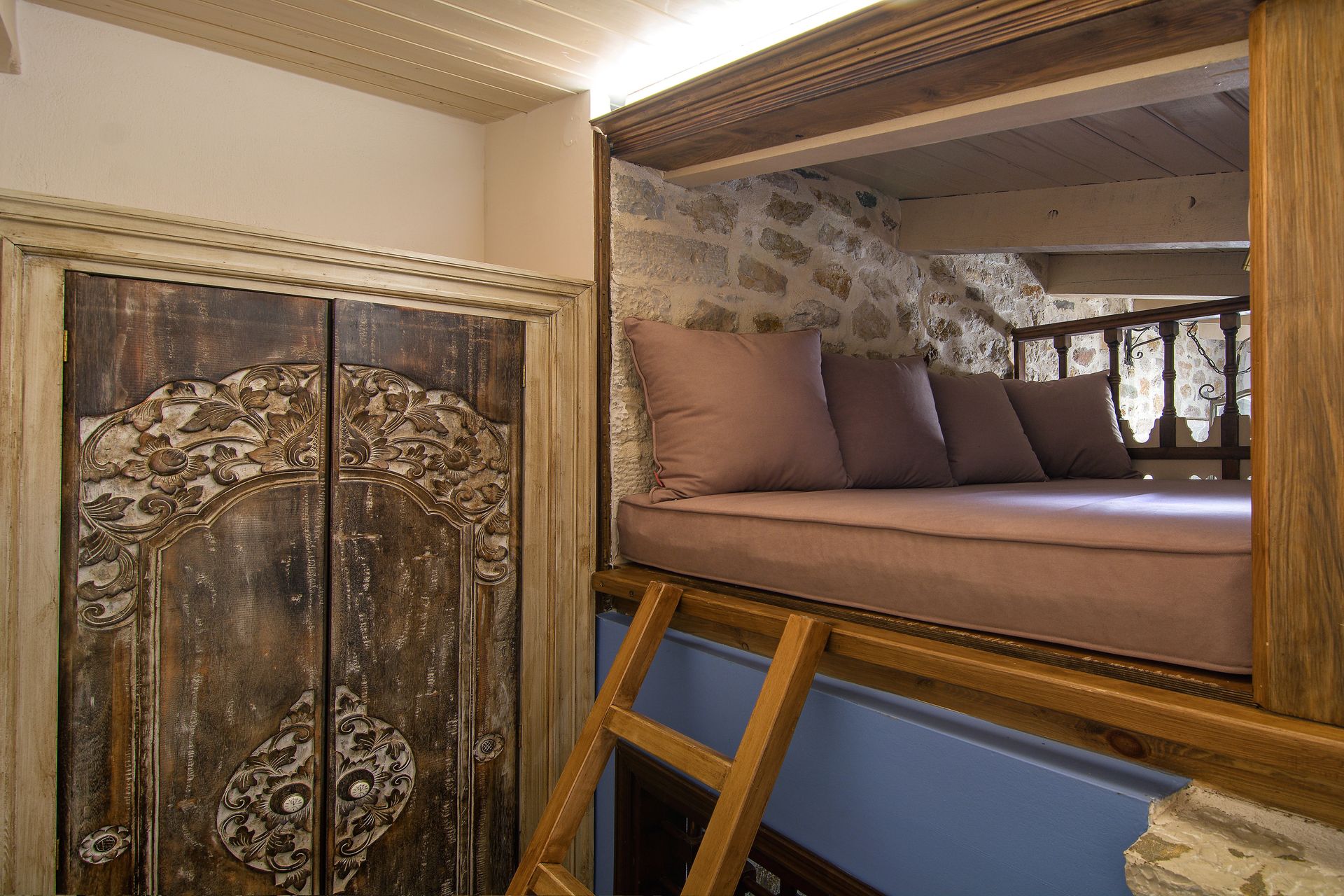 Byzantine Queen Room with Fireplace &amp; Balcony | Οντάς του Σίνα