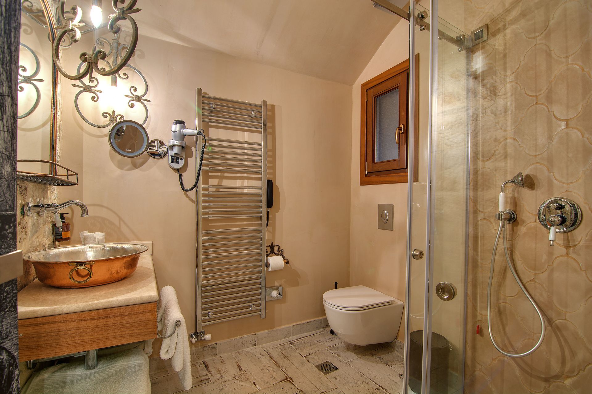 Byzantine Queen Room with Fireplace &amp; Balcony | Οντάς του Σίνα