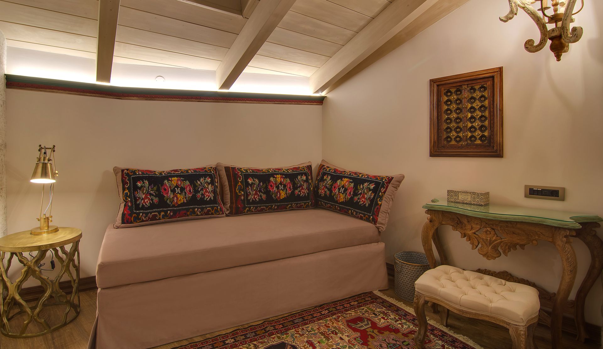 Executive Suite with Fireplace | Αβερώφειο