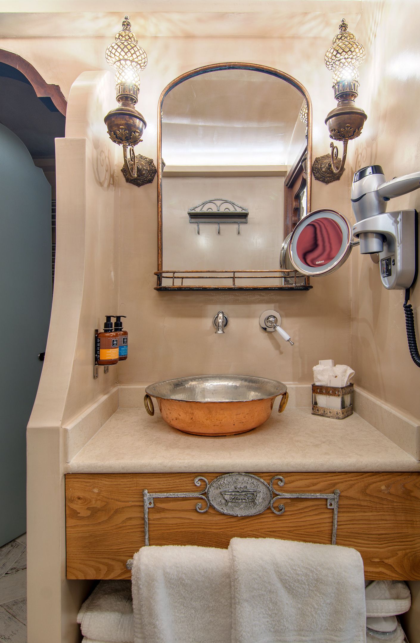 Executive Suite with Fireplace | Αβερώφειο