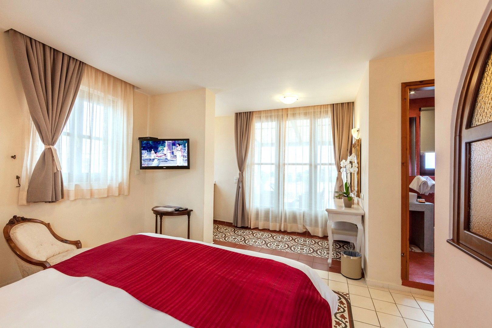 Master Suite with Outdoor Hot Tub  “Forms of Light”