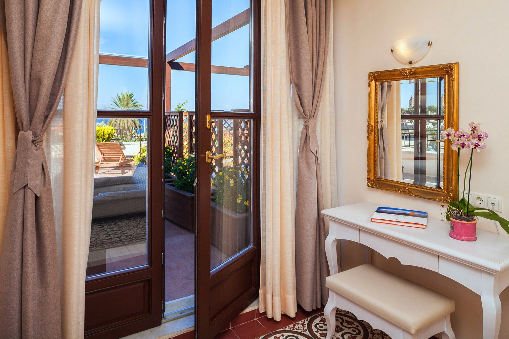 Master Suite with Outdoor Hot Tub “Forms of Light”