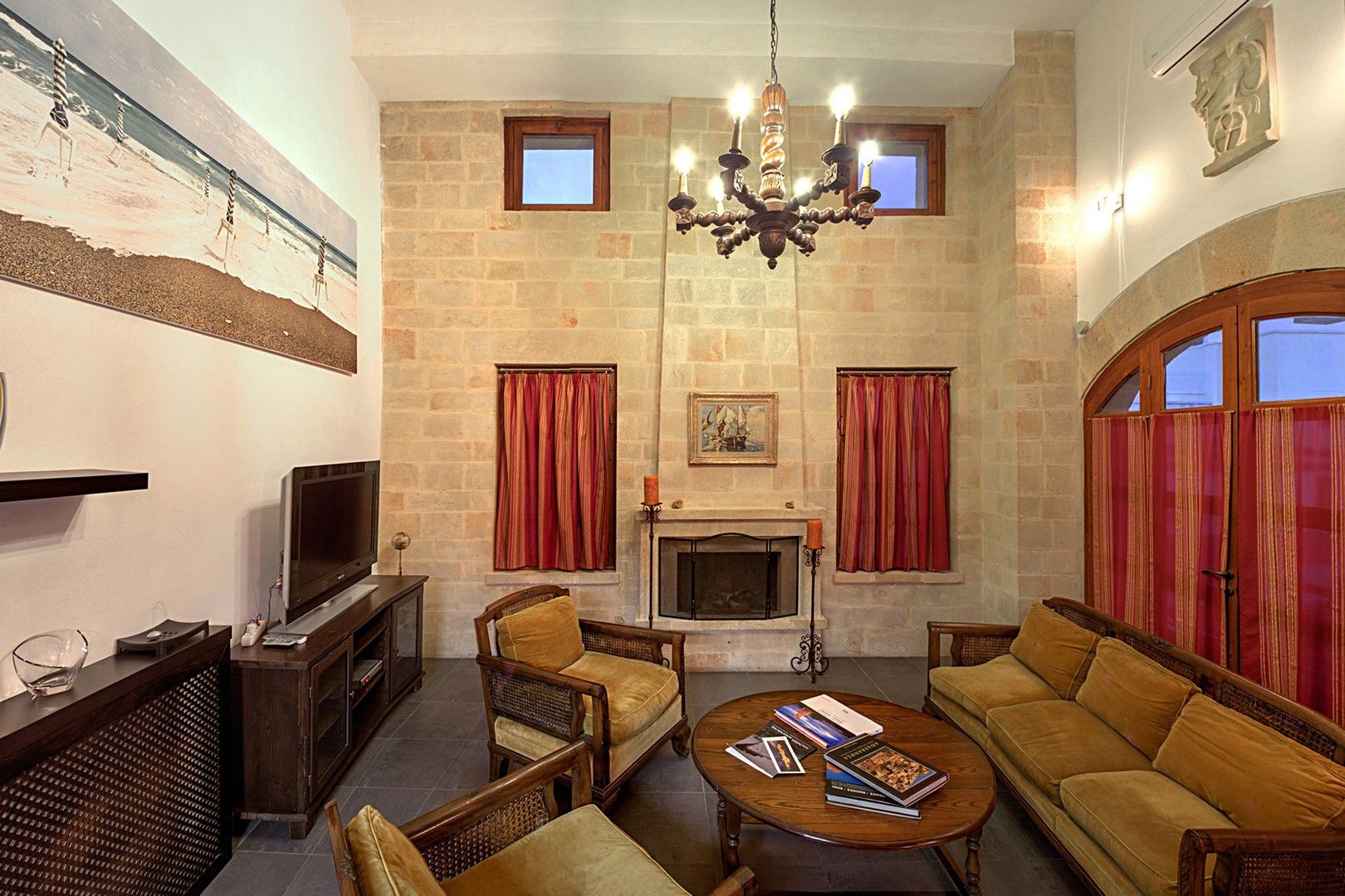 Medieval Villa with Outdoor Hot Tub "Places in Suspension"