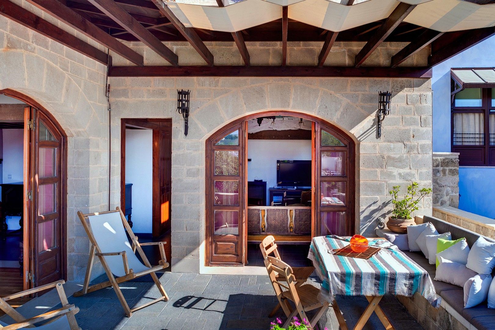 Medieval Villa with Outdoor Hot Tub "Places in Suspension"