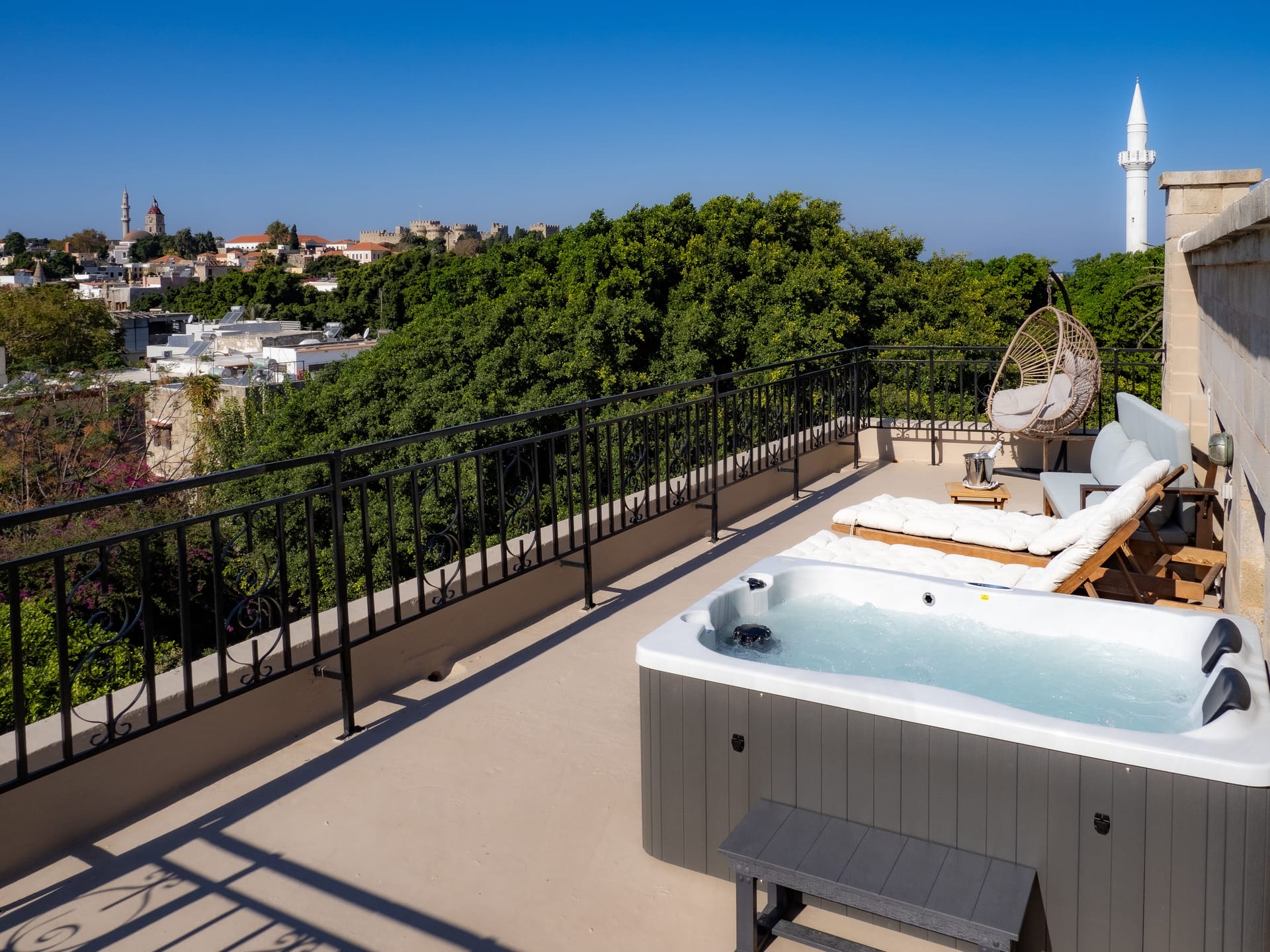 Medieval Villa with Outdoor Hot Tub "Places in Suspension"