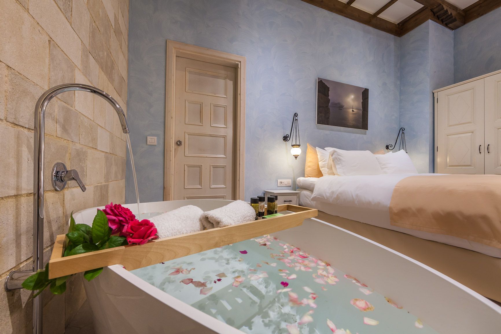 Grand Suite with Private Garden and Outdoor Hot Tub “Panselinos”