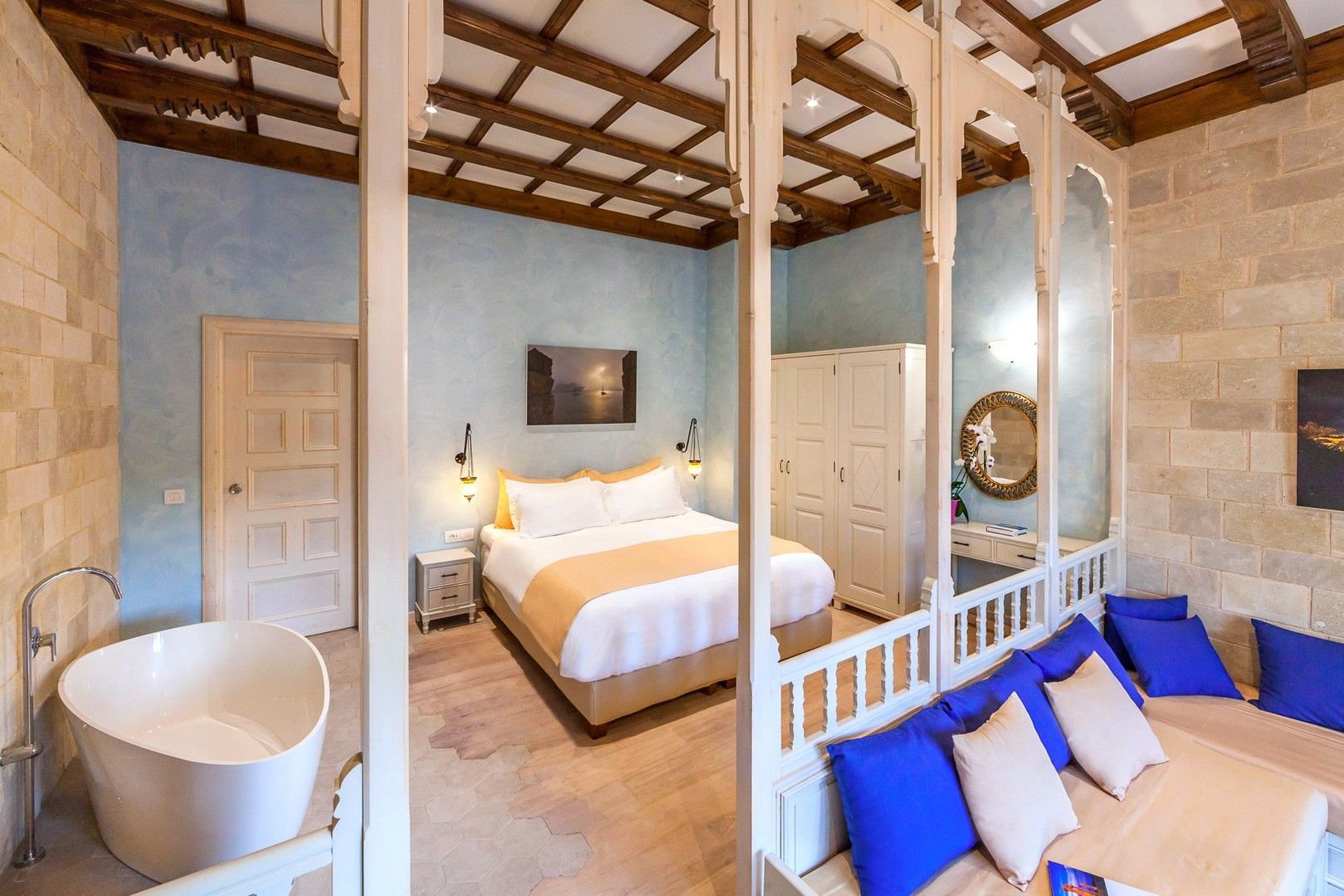 Grand Suite with Private Garden and Outdoor Hot Tub “Panselinos”